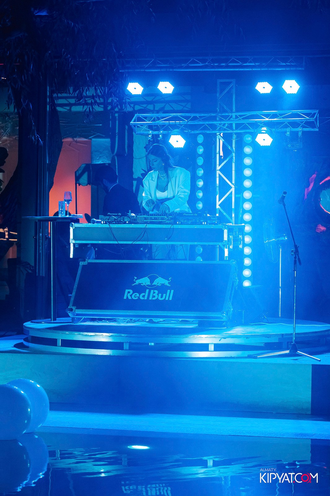 EDEN POOL & BAR. КИПЯТКОМ АЛМАТЫ!