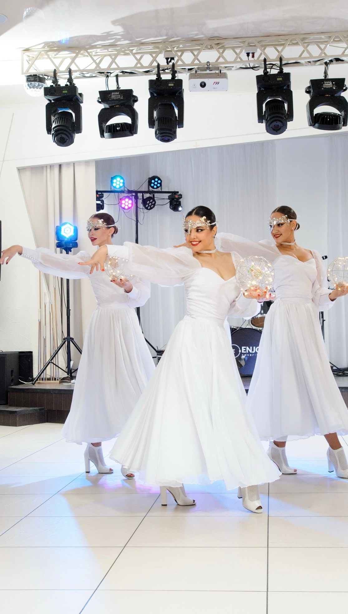 Выступления на банкетных площадках. Танцевальная шоу-группа «GRANAT»