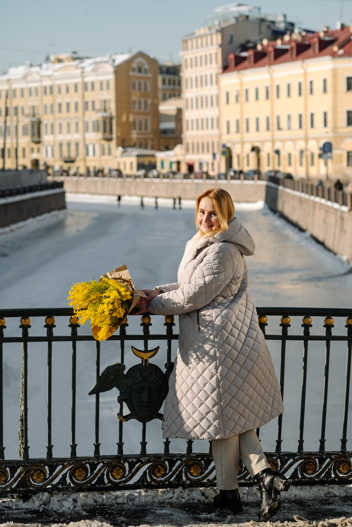 Прогулка с цветами по улицам и каналам. Свадебный и семейный фотограф в Санкт-Петербурге Елена Худякова