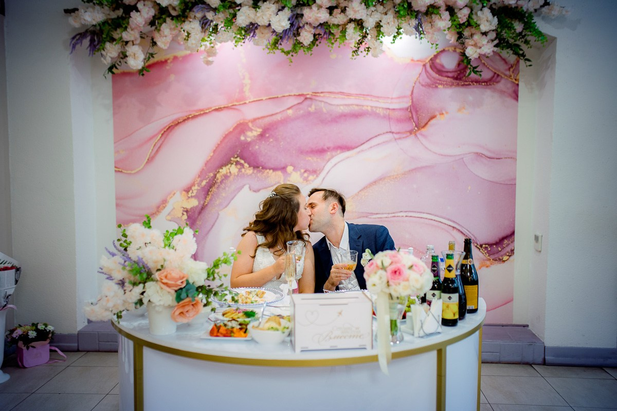 Свадебная фотосессия в ресторане. Свадебный фотограф в Санкт-Петербурге Антон Владимиров