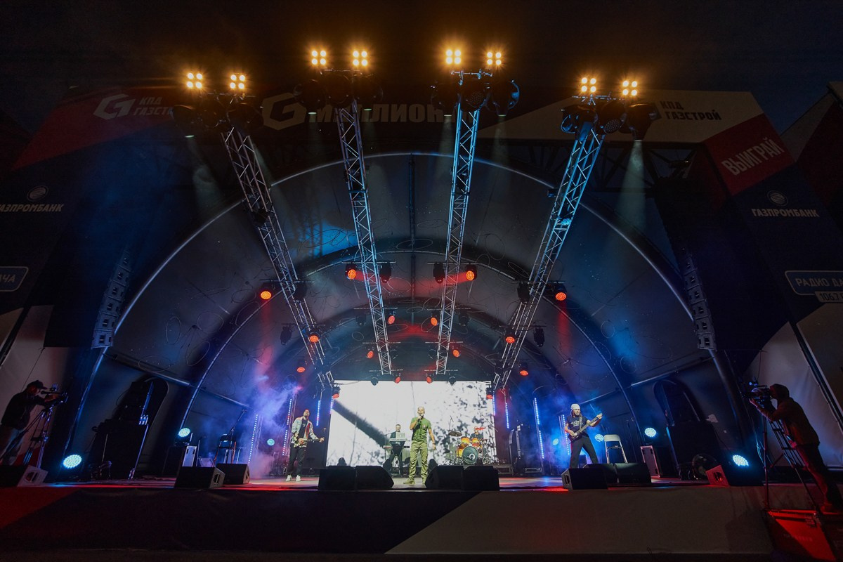 Репортаж для VIP зоны КПД Газстрой: выступление Родиона и Олега Газмановых. Репортажный и женский фотограф в Новосибирске