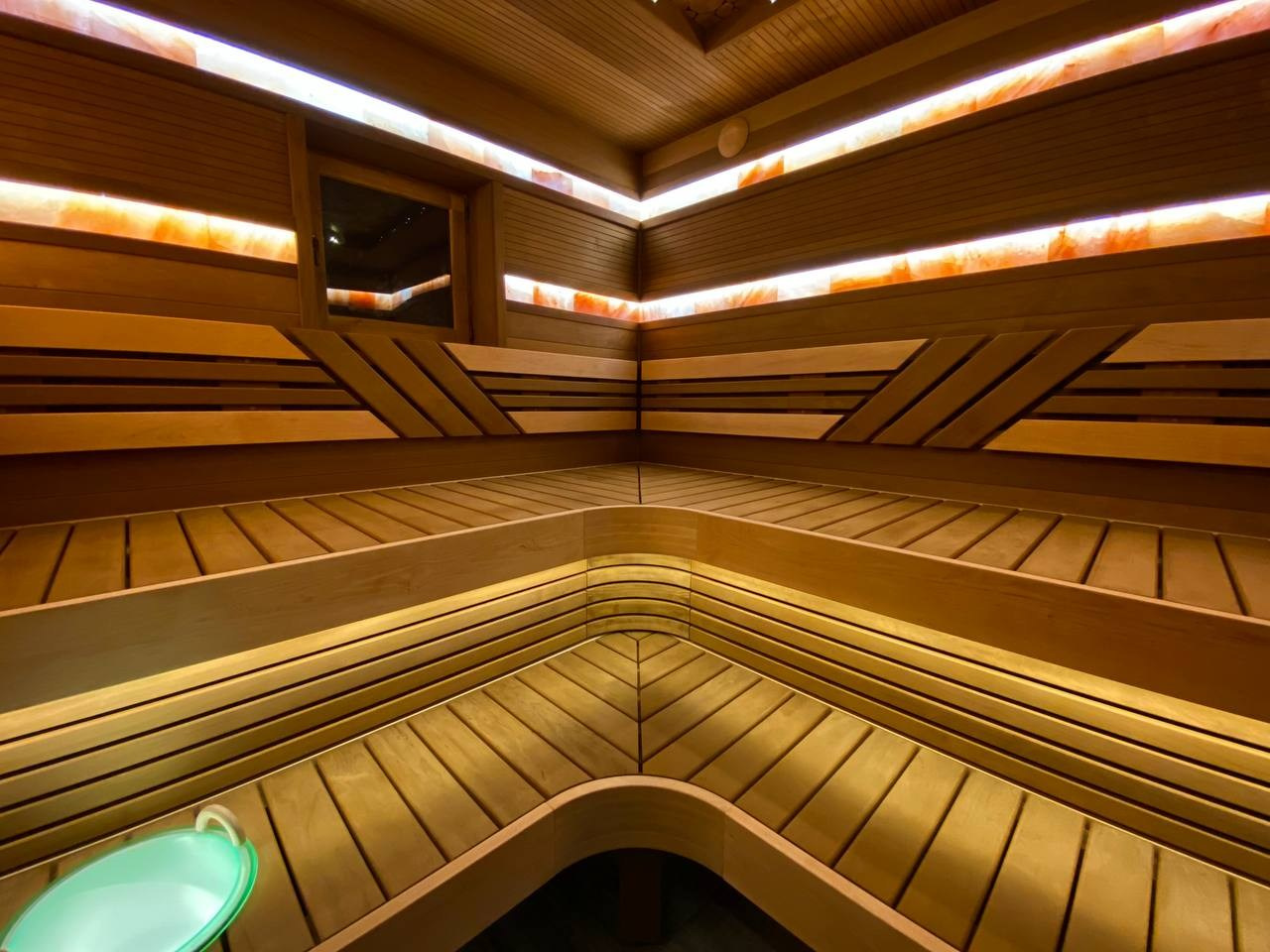 Баня в Домодедово для MBsauna в их фирменном стиле: термоольха, радиальные элементы, солевые линии, оптоволокно и сердце — печь Gefest Grom. SaunaTopMasters