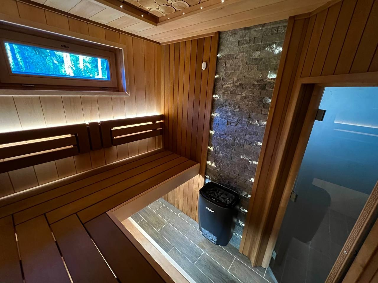 Сауна во Всеволожске выполнена в уже полюбившимся стиле нашей команды. В отделке используется ольха, можжевельник и натуральный камень. SaunaTopMasters