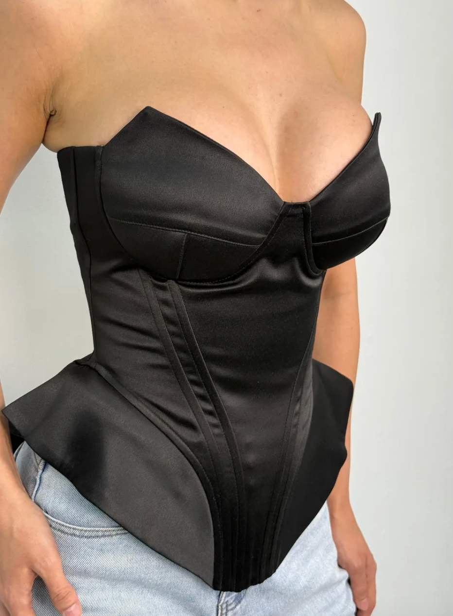 Корсет черный с чашками. Лиза Бродская — фотограф в Москве