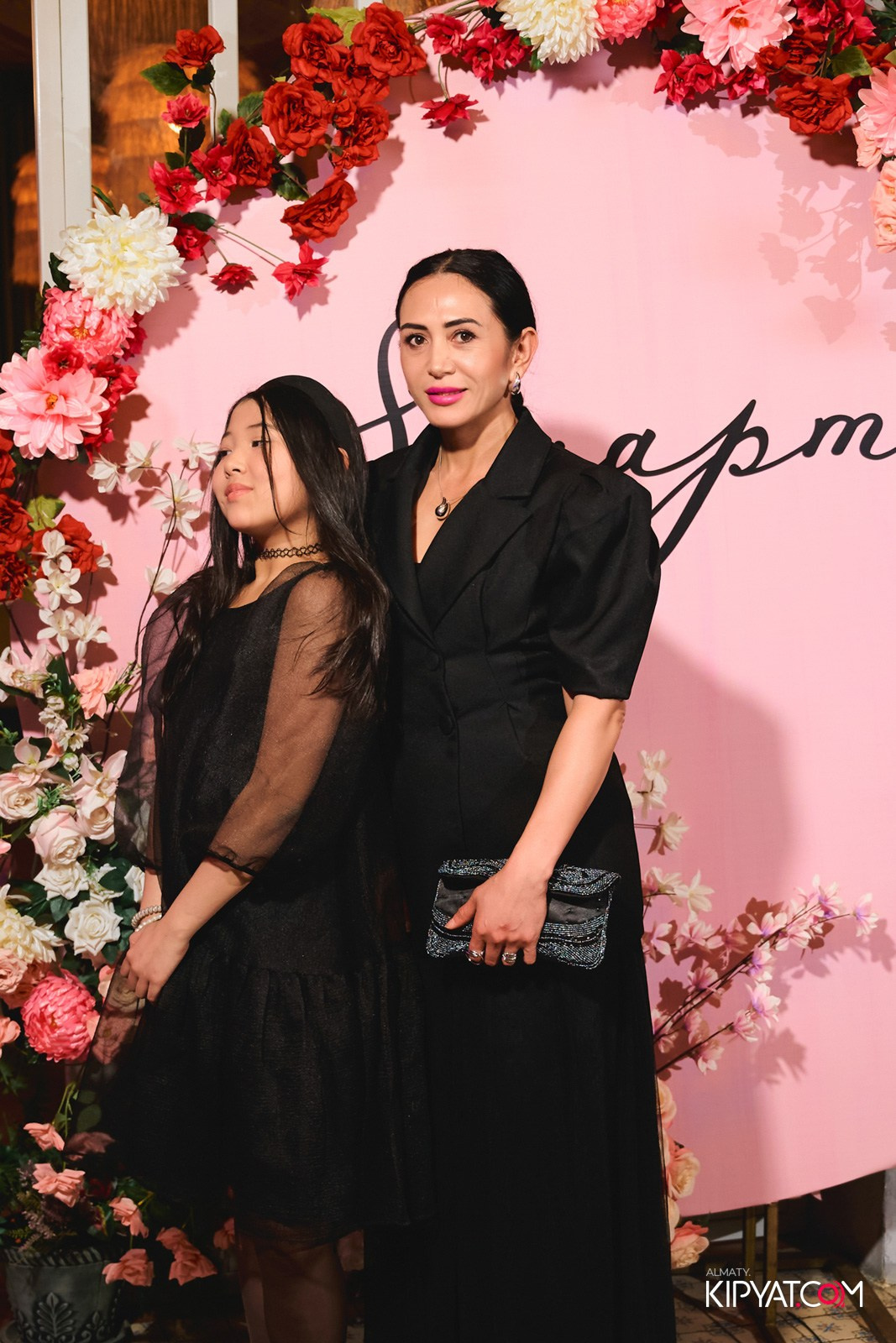 ГРУЗИНСКИЙ ДВОР НА КАБАНБАЙ БАТЫРА. КИПЯТКОМ АЛМАТЫ!