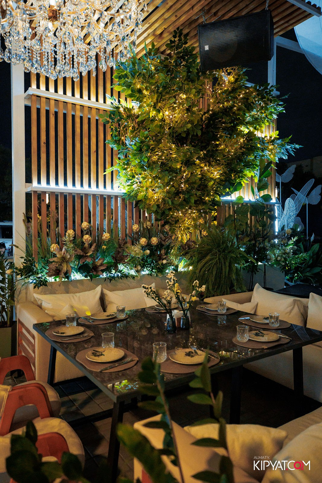 FRIENDS BAR & TERRACE. КИПЯТКОМ АЛМАТЫ!