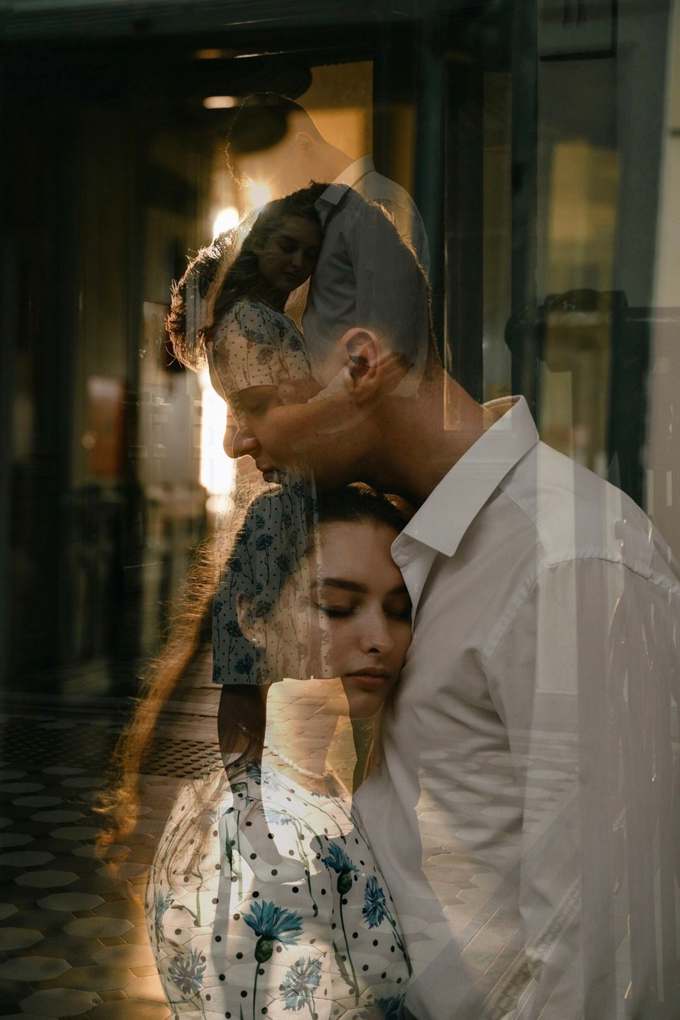 Портретный снимок в двойной экспозиции на фоне двери