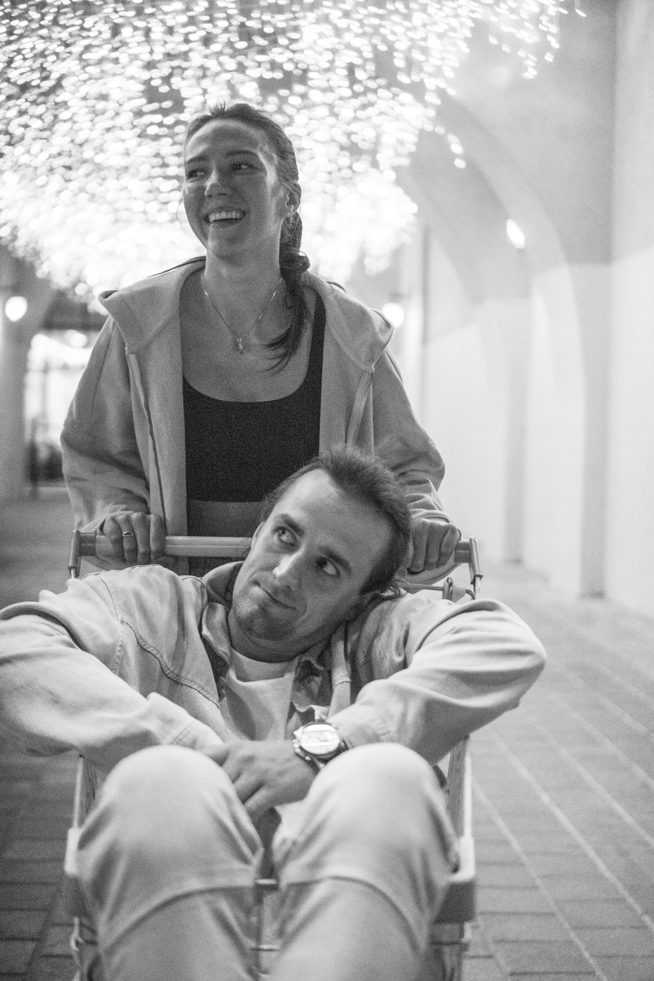 Забавный кадр с тележкой пары 