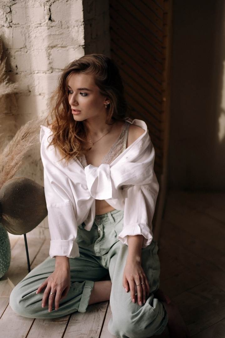 страстный макияж и сексуальная  укладка на волосы средней длинны