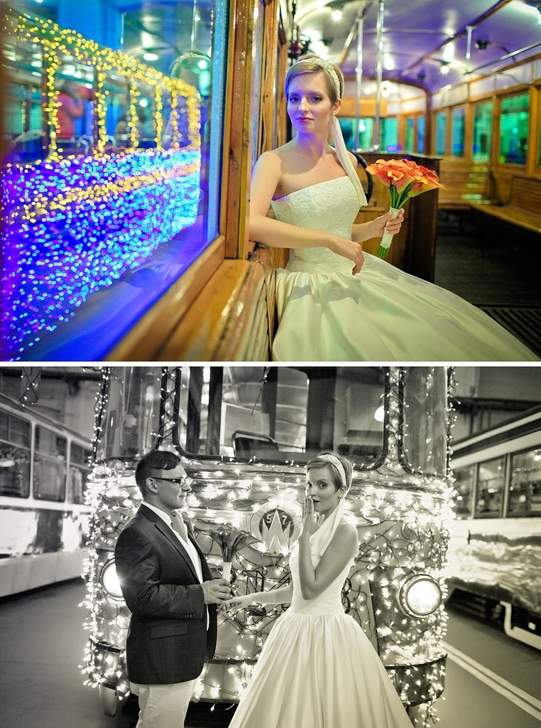 невеста в белом с букетом в руке сидит в старинном вагоне трамвая и смотрит в окно