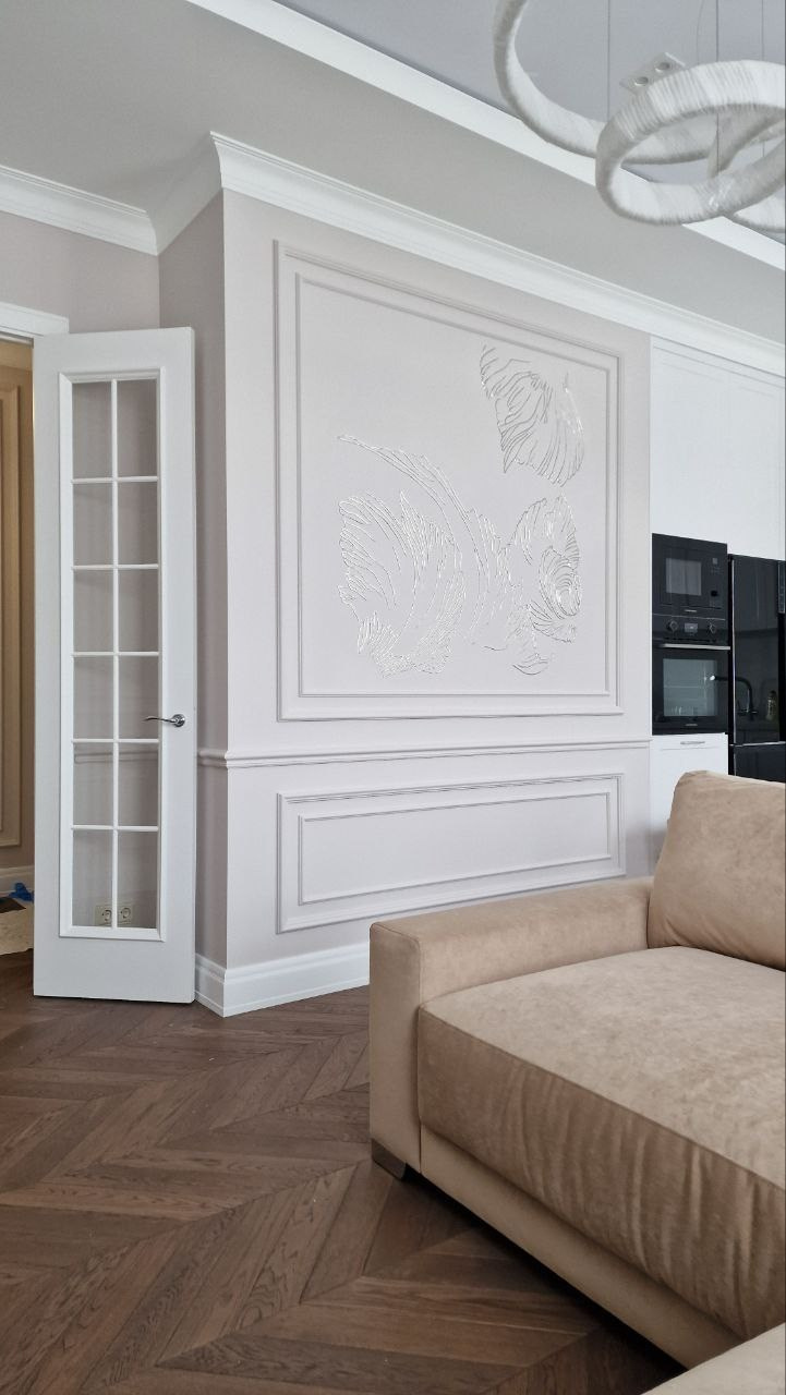 Барельеф на стене. Художник