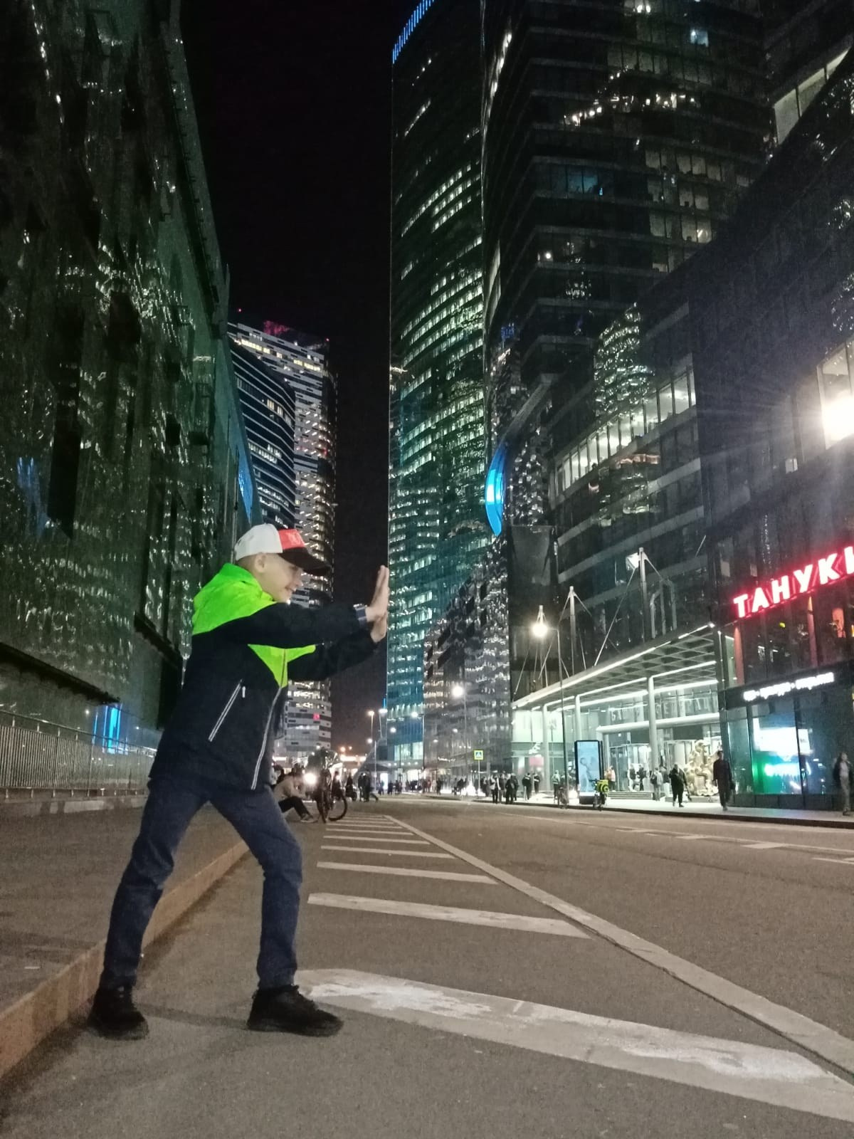 Москва-сити, мост Багратион, ночная Москва, Москва, башня Федерация, мальчик