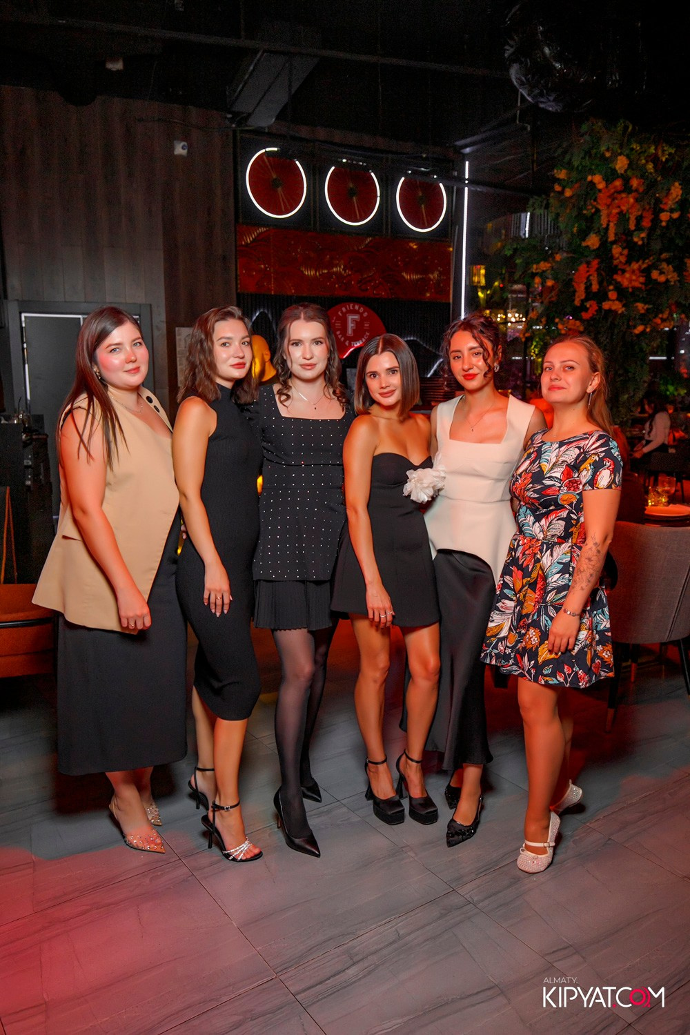 FRIENDS BAR & TERRACE. КИПЯТКОМ АЛМАТЫ! Фотосъемка мероприятий в Алматы