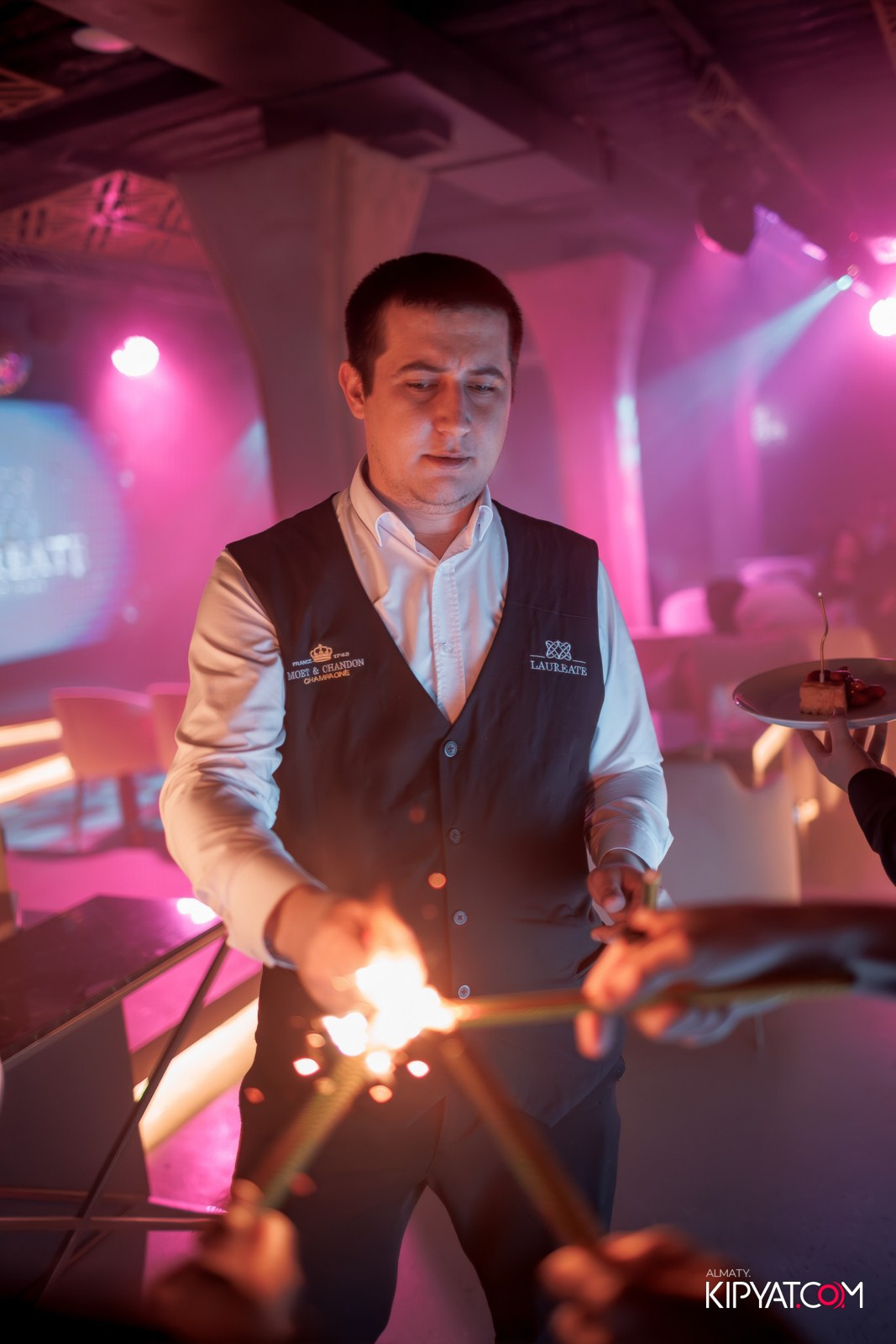 LAUREATE GRAND CAFÉ. КИПЯТКОМ АЛМАТЫ!