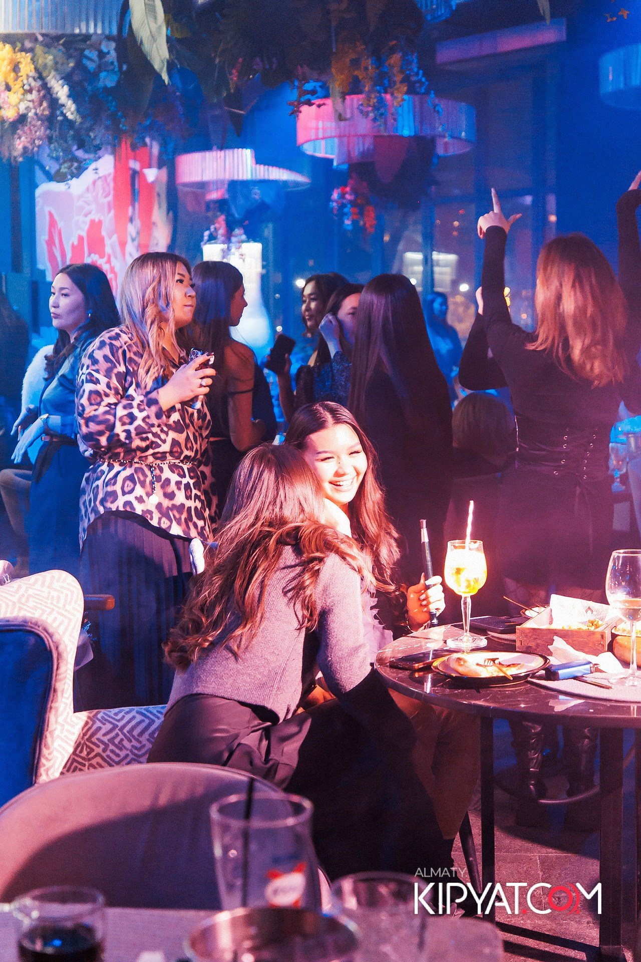 FRIENDS BAR & TERRACE. КИПЯТКОМ АЛМАТЫ!