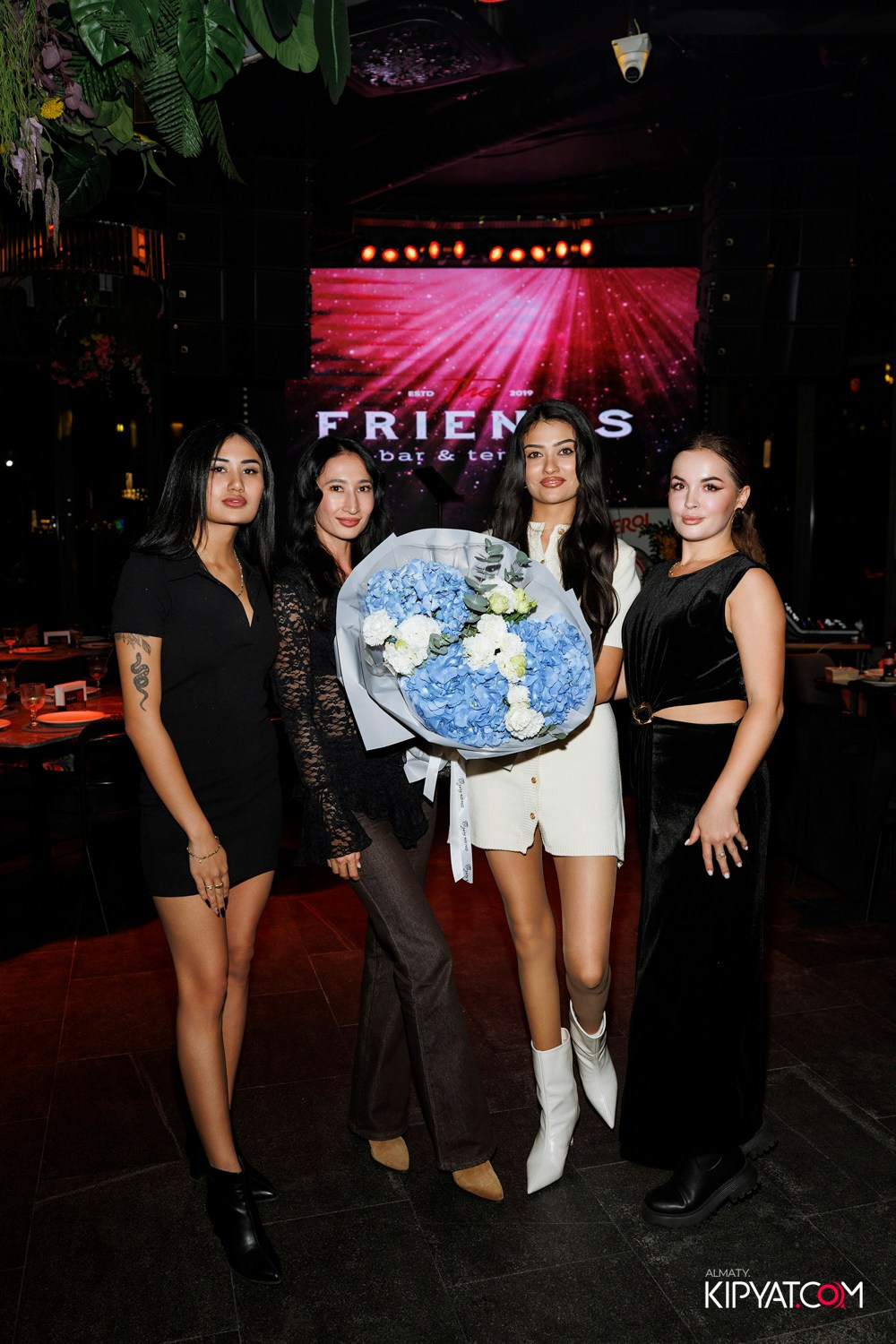 FRIENDS BAR & TERRACE. КИПЯТКОМ АЛМАТЫ! Фотосъемка мероприятий в Алматы