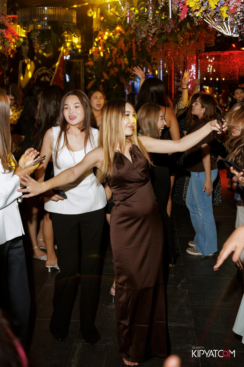 FRIENDS BAR & TERRACE. КИПЯТКОМ АЛМАТЫ! Фотосъемка мероприятий в Алматы