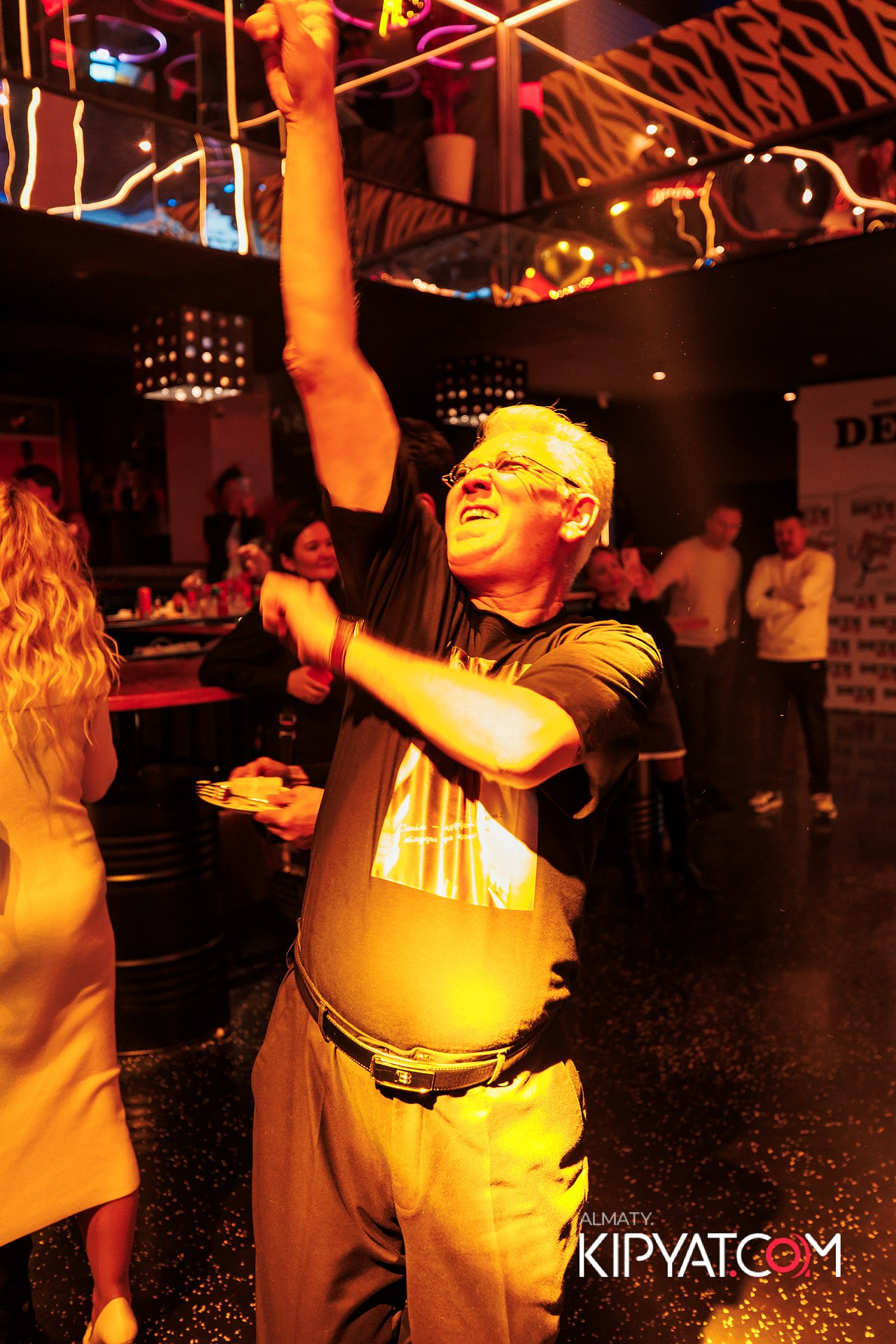 ПРЕЗЕНТАЦИЯ КНИГИ ВИКТОРА ЕЛИСЕЕВА. КИПЯТКОМ АЛМАТЫ!