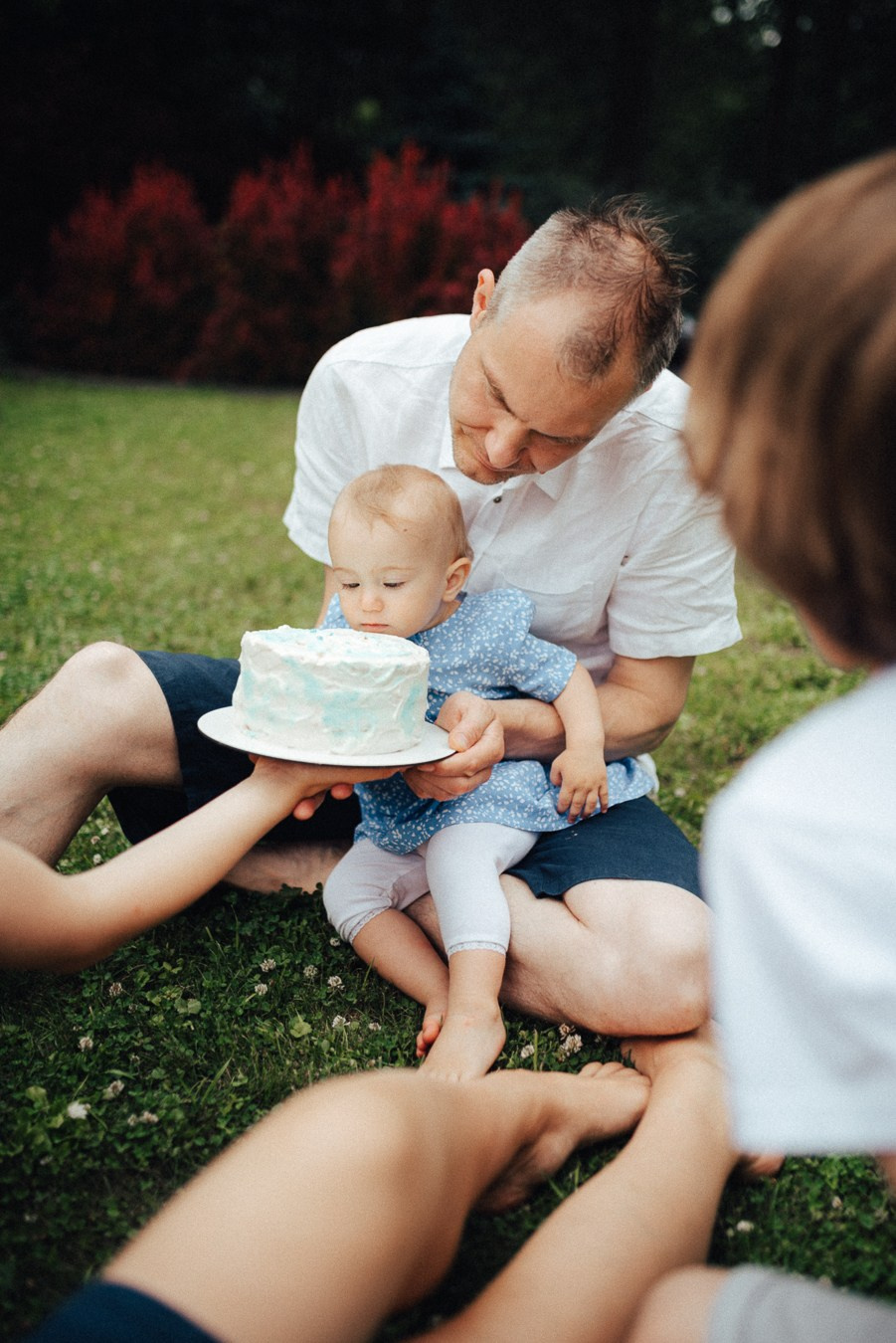 Коля, Ксюша, Саша, Андрей, Кира и бабушки | на даче