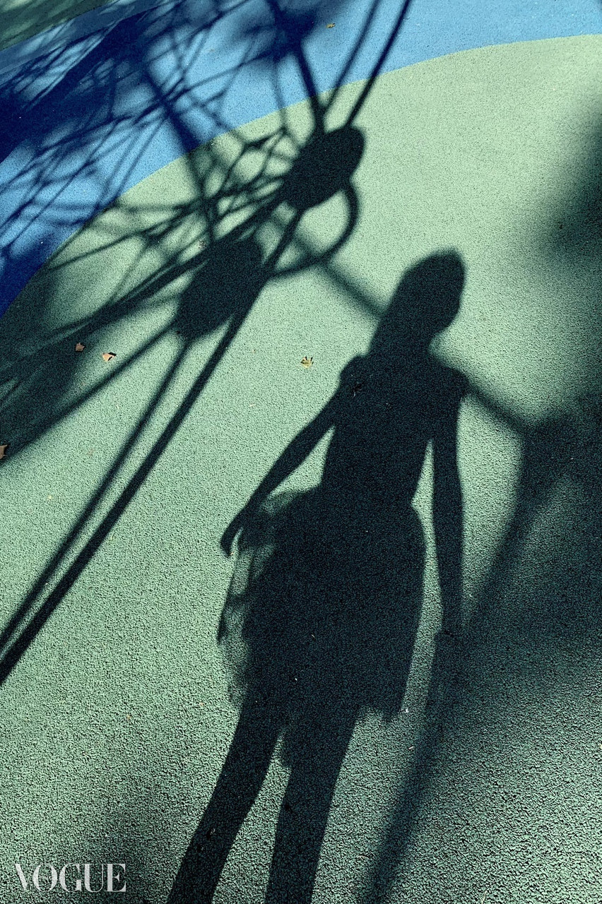 тени на детской площадке