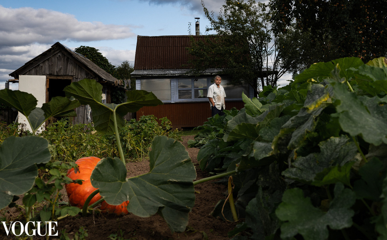 Мужчина в огороде и большая оранжевая тыква со значком Vogue