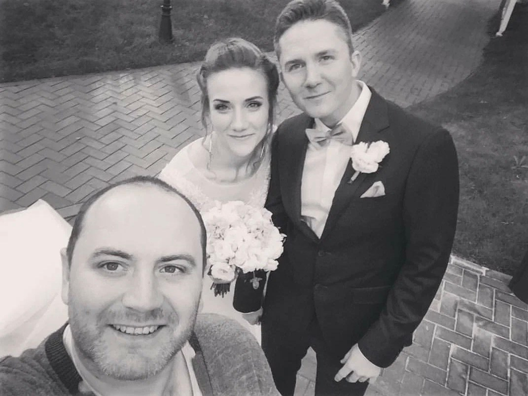 Фотограф в кадре — на протяжении уже 10 лет, по традиции делаю обязательно фото с молодыми!. Свадебный фотограф Александр Абрамов Москва / Зеленоград