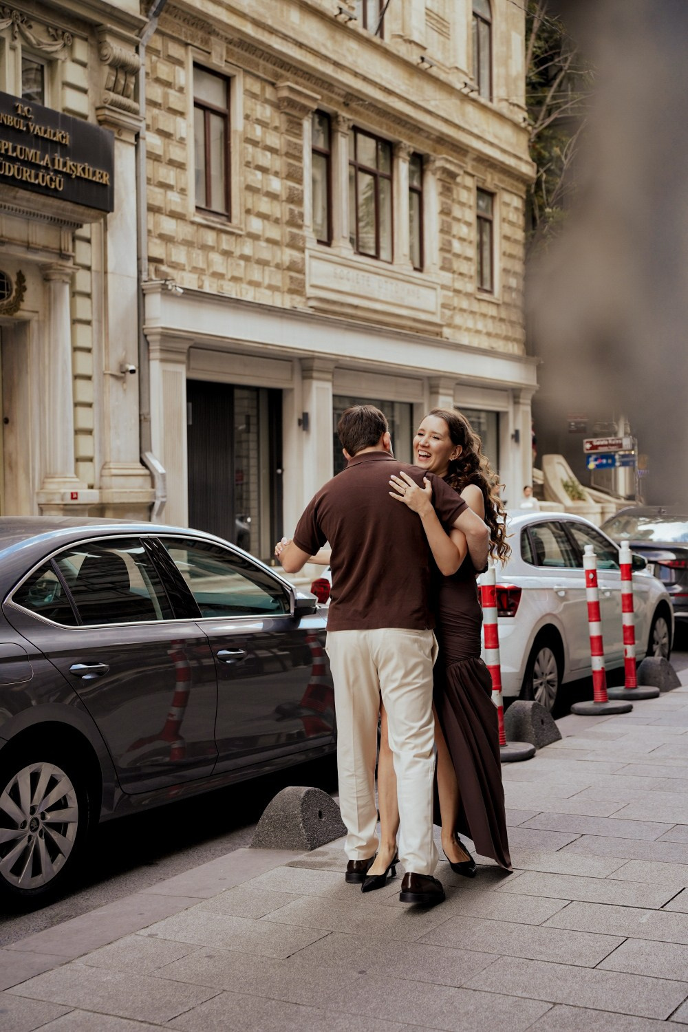 Семейная пара фотографируется в старинных улочках.