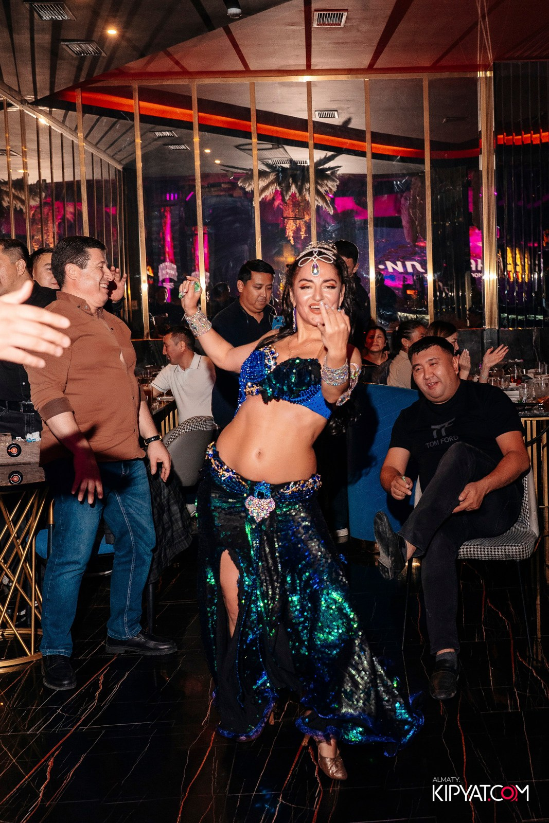 БАР ПАНАЕХАЛИ НА ТОЛЕ БИ. КИПЯТКОМ АЛМАТЫ!