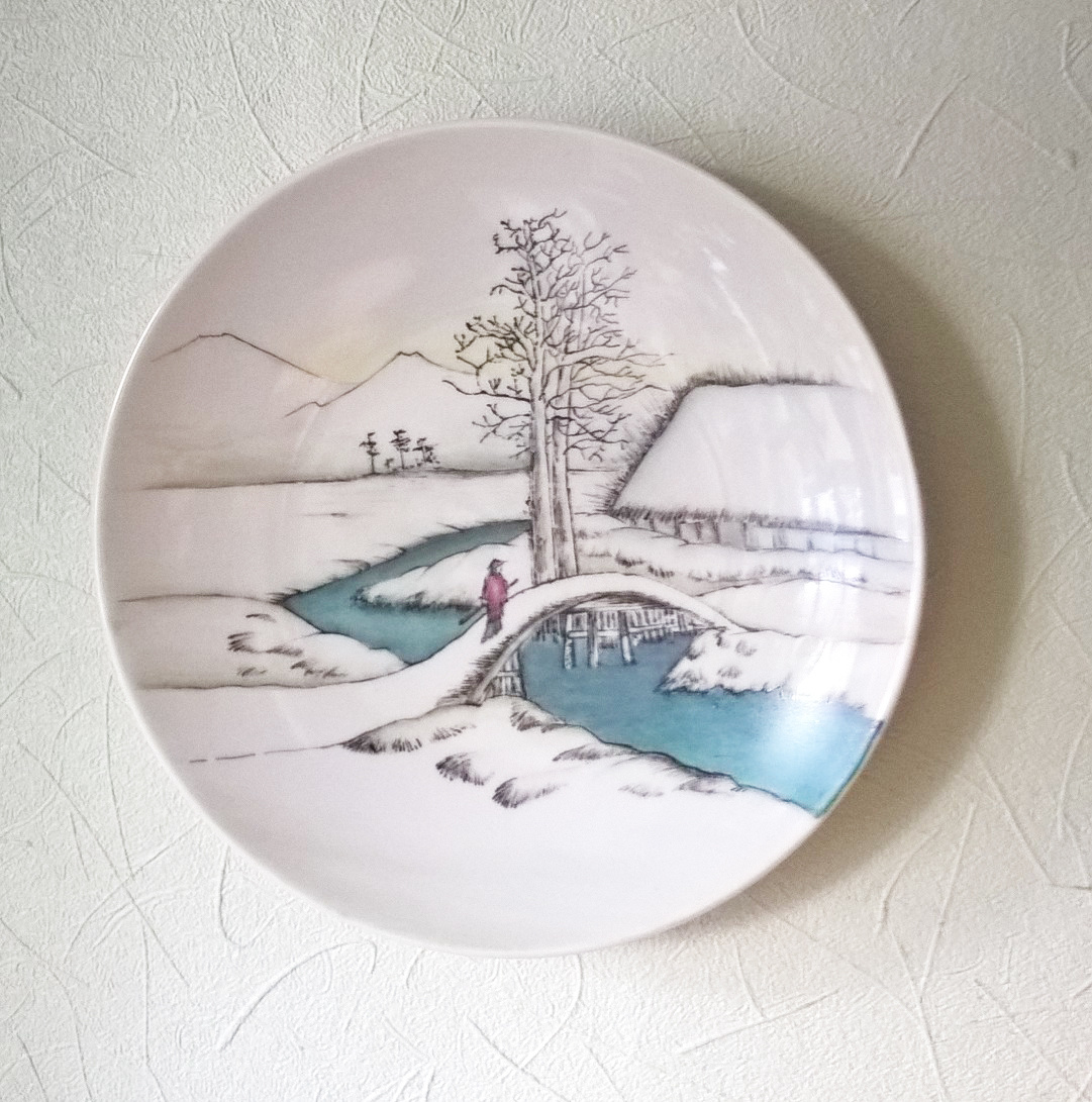 На декоративная тарелка в Японском стиле. Зимний Японский пейзаж Хокусай и японская гравюра