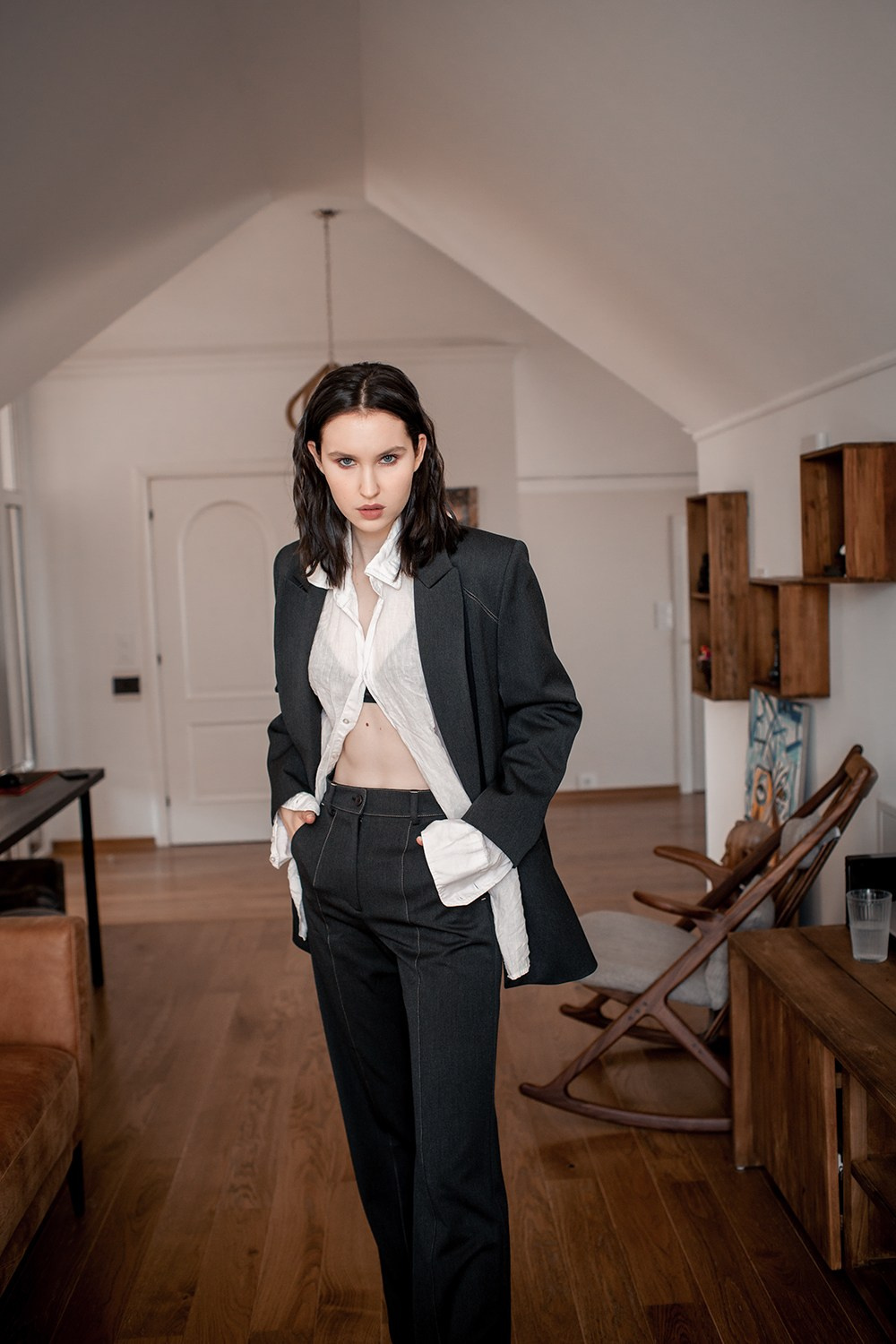 Девушка в пиджаке и белой рубашке в доме