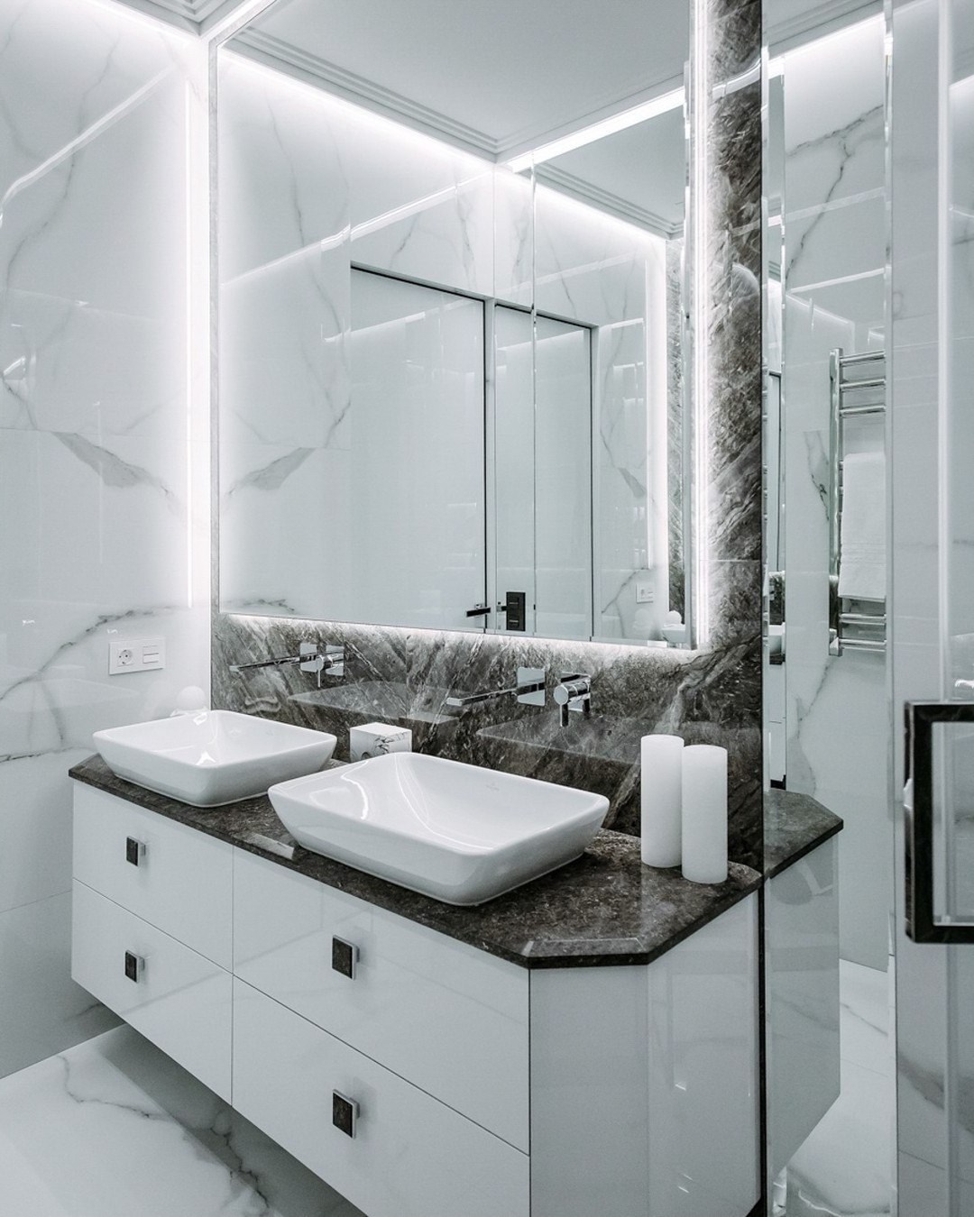 Ванная с двумя раковинами и мраморной отделкой в современном стиле | Валерия Котович