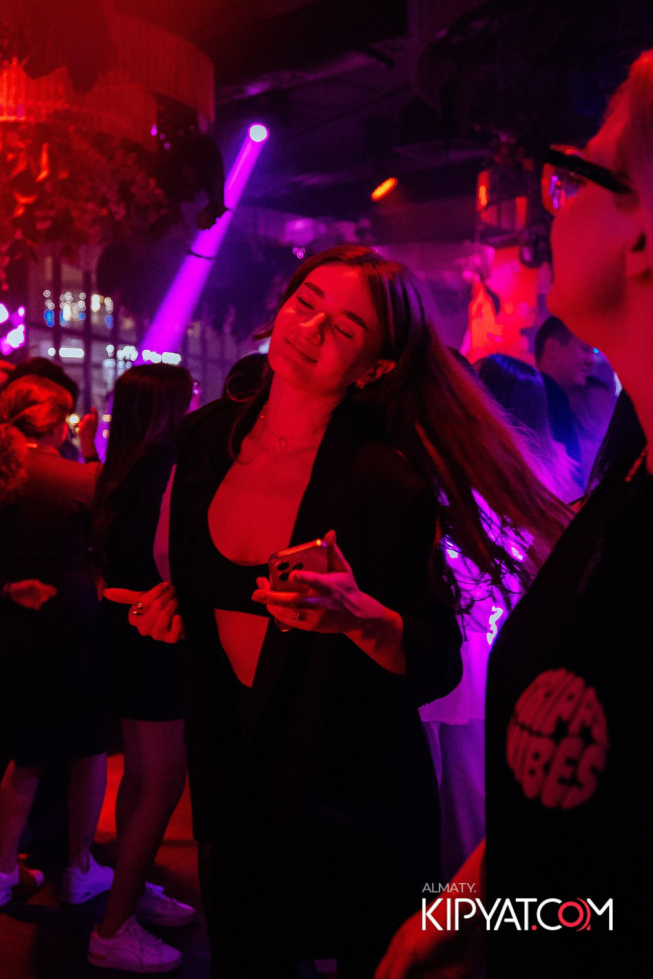 Friends bar & terrace. КИПЯТКОМ АЛМАТЫ!