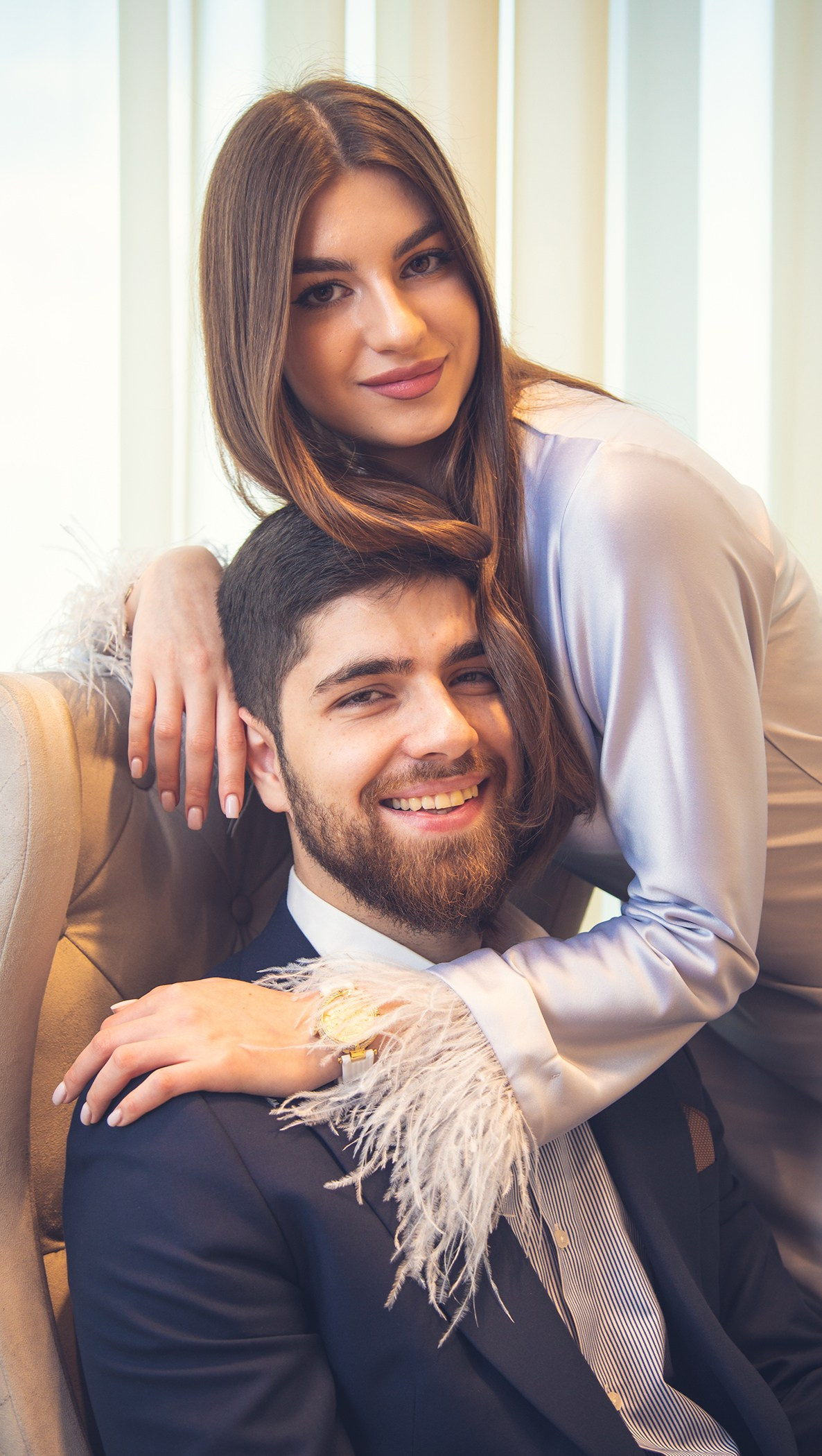 свадебная фотосессия где девушка обнимает мужчину 