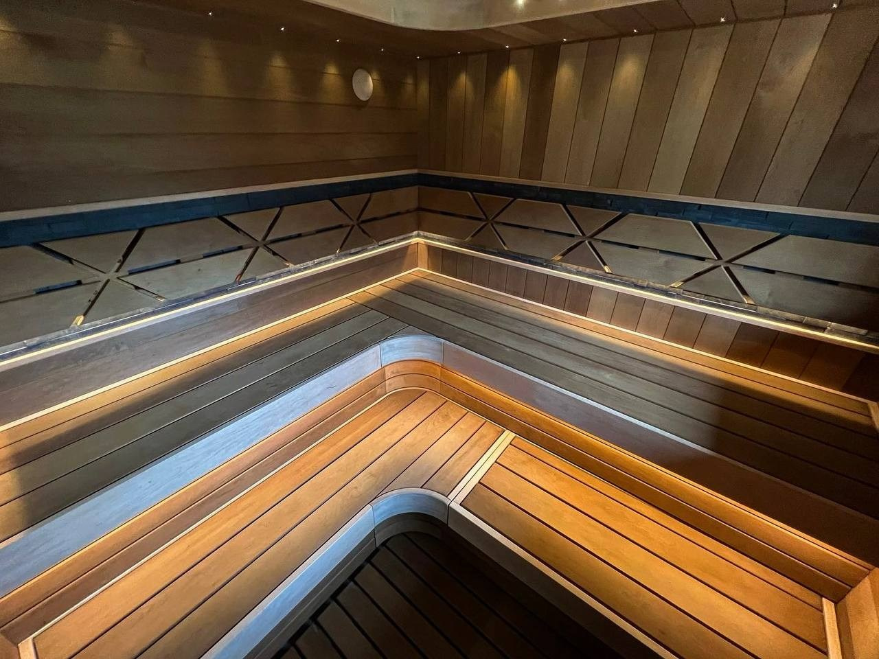 Эстетика пара в Касимово: термоольха, резьба, Helo-термос, радиальные акценты, можжевельник и оптоволоконный свет. SaunaTopMasters