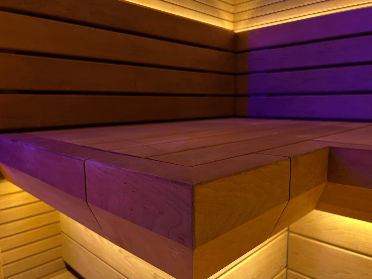 Сауна в Encore Fitness по проекту наших коллег из MBSaun. Симметрия, строгие линии, столярные элементы и щипотка роскоши. SaunaTopMasters