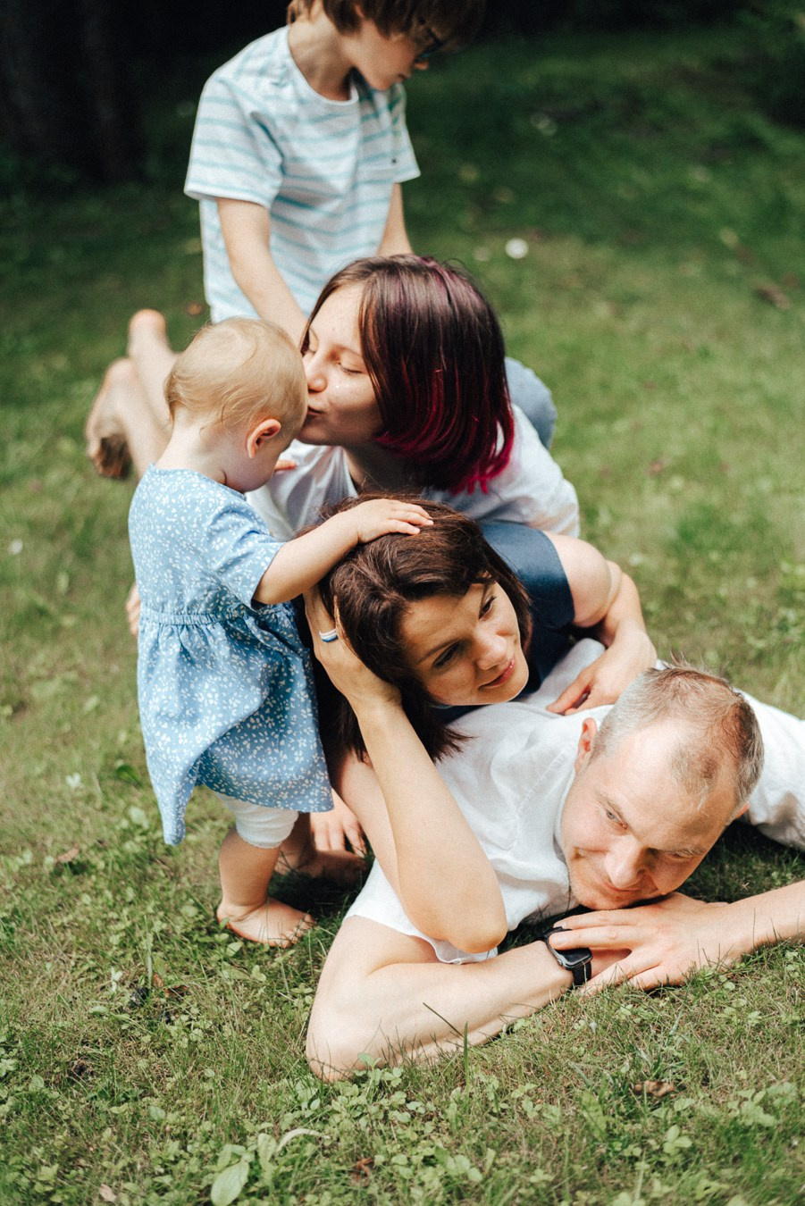 Коля, Ксюша, Саша, Андрей, Кира и бабушки | на даче