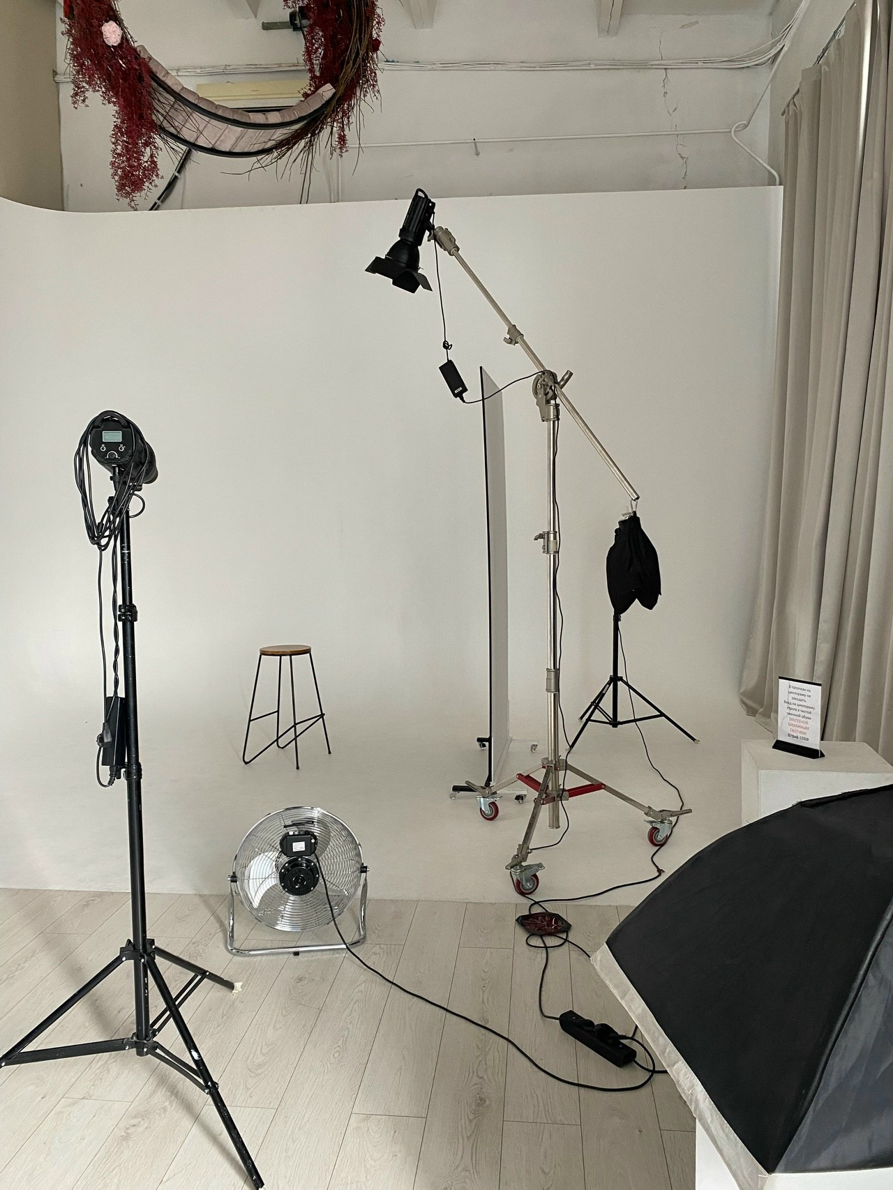 Зал White в фотостудии Точка. Профессиональная фотостудия в Санкт-Петербурге «Точка»