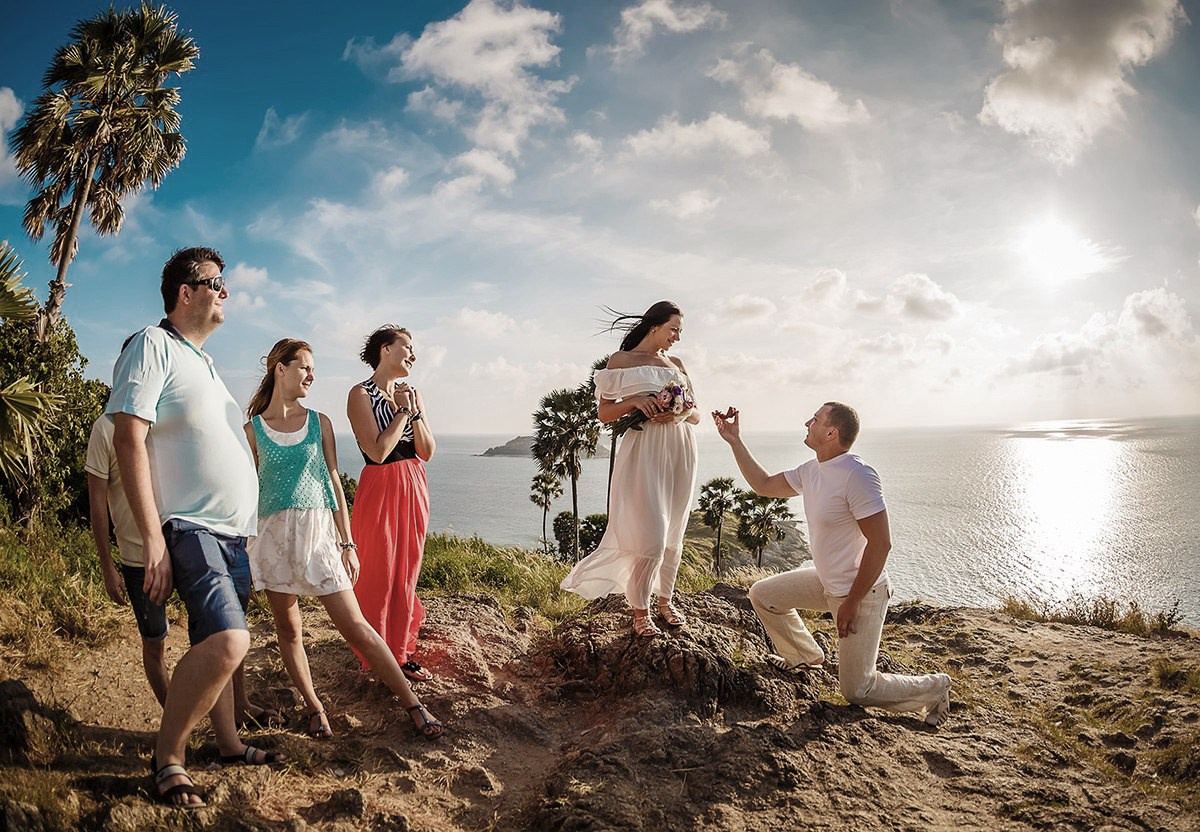 предложение руки и сердца романтическая фотосессия Пхукет фотограф пляж невеста платье жених романтическая фотосъёмка море Пром Тэп Ката Карон Найхарн Патонг Найхарн Сурин море счастье радость идея место образ пример фото позы для фотосессии Phuket Naiharn Kata Karon Patong Surin 