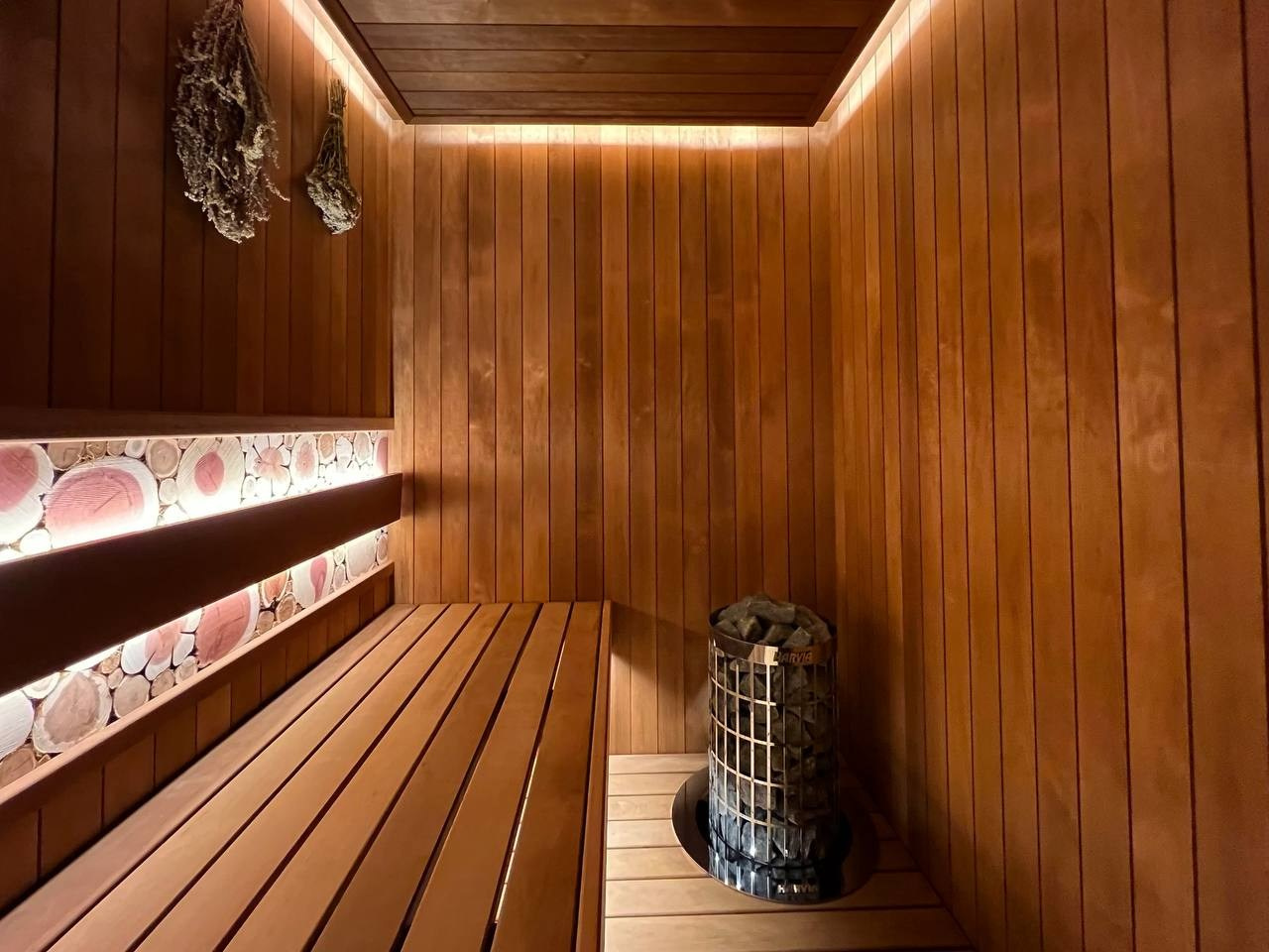 Компактная сауна в Вартемягах: термоольха, закарнизная подсветка, можжевеловое панно и крымское разнотравье. В пологе- Harvia Cilindro. SaunaTopMasters