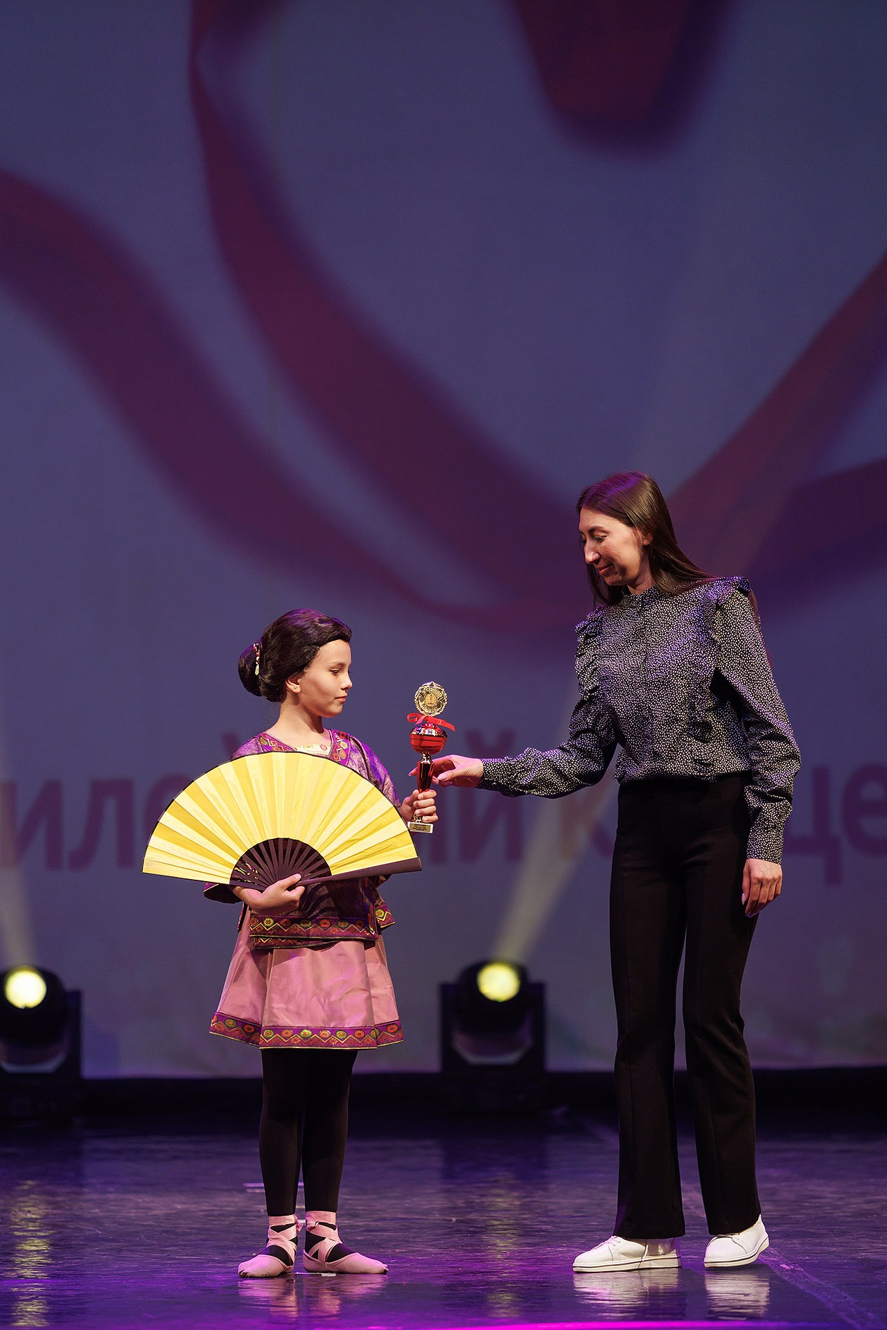 Репортажная фотосъемка отчетного концерта студии танцвев LilBallerine. Профессиональный фотограф в Новосибирске