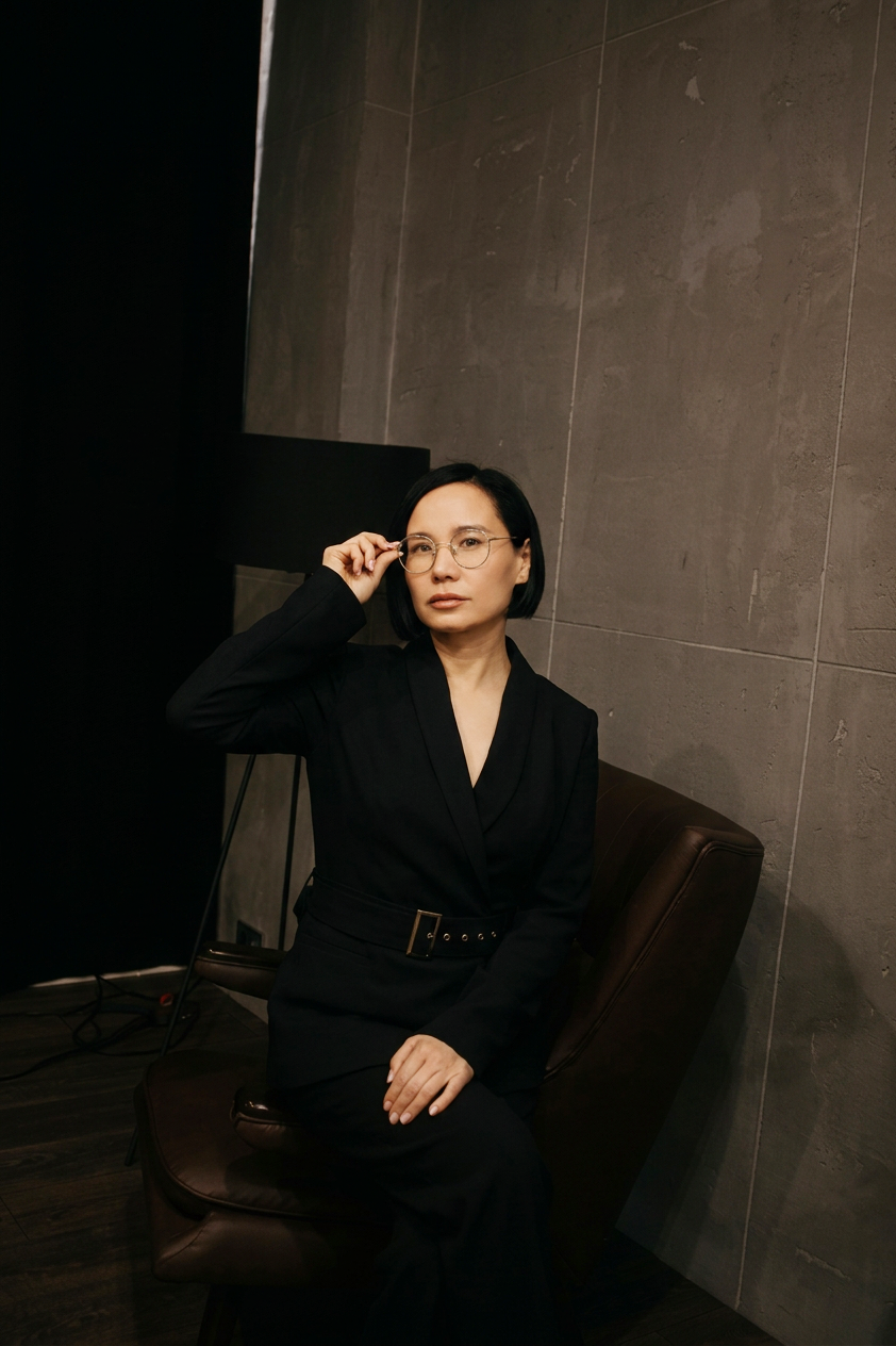 Деловой портрет для LinkedIn — девушка в костюме в кожаном кресле