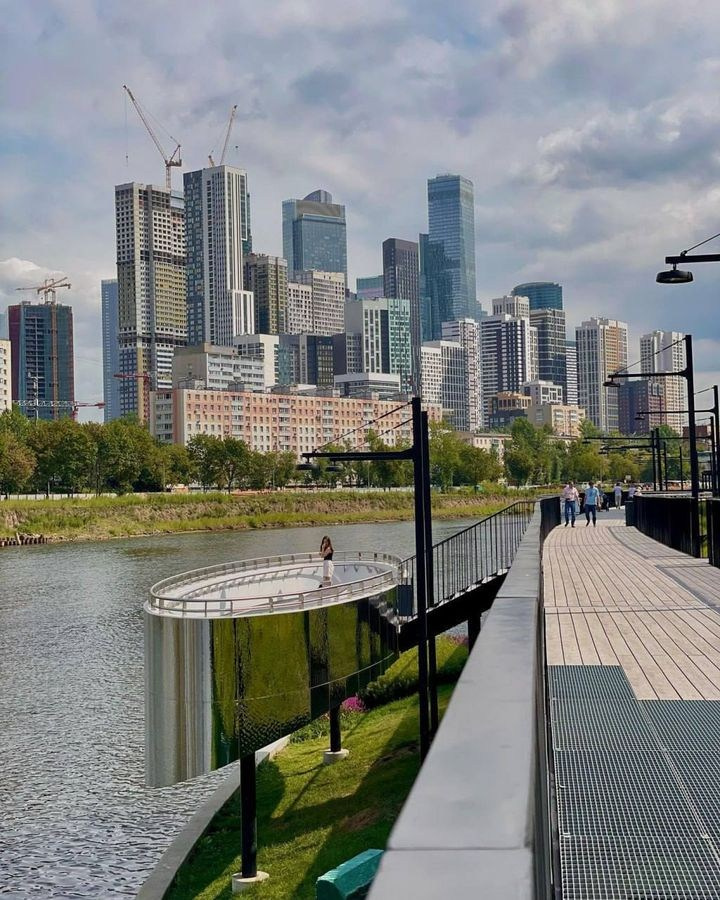 Современный БЦ для фотосессии — панорамный вид из окна