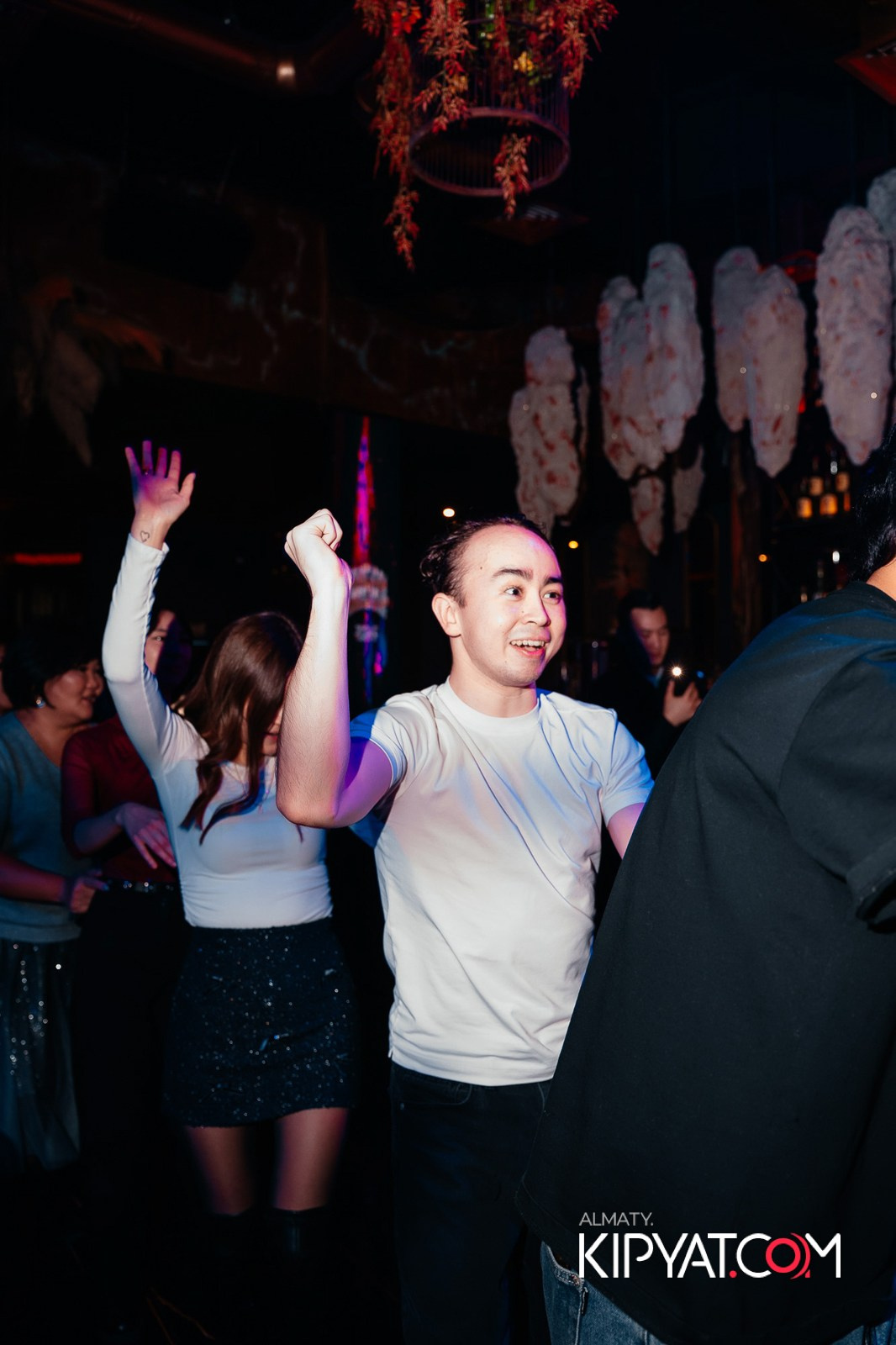 БАР ПАНАЕХАЛИ НА ТОЛЕ БИ. КИПЯТКОМ АЛМАТЫ!