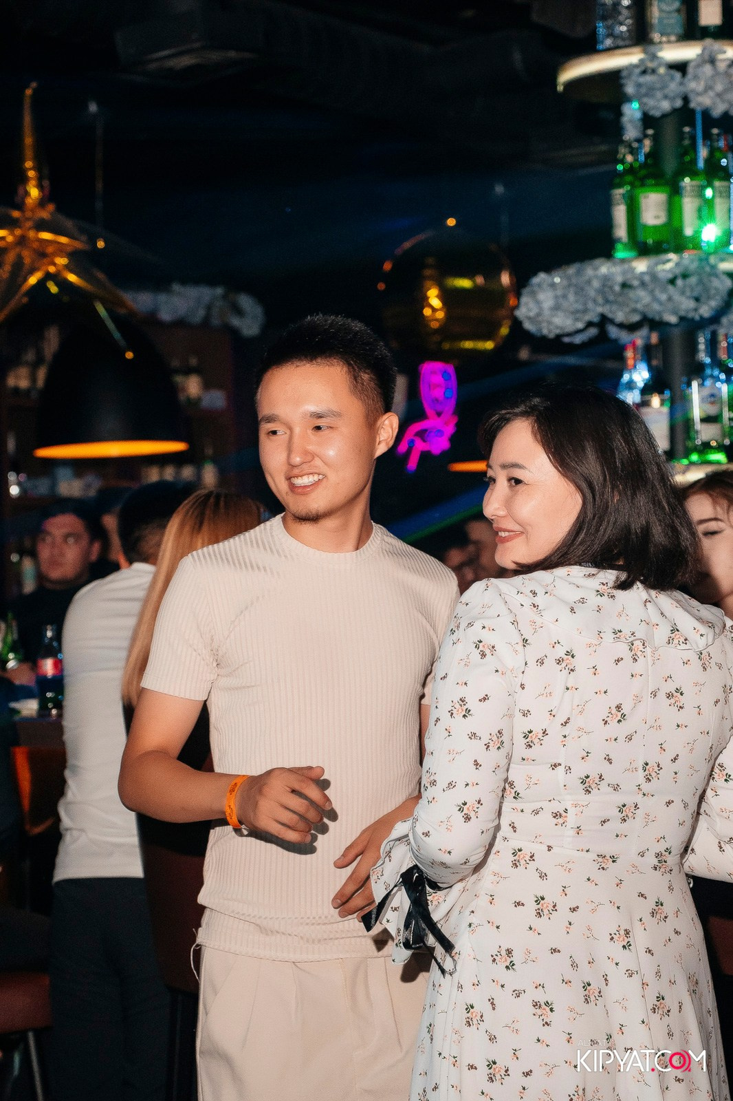 UYAT EMES BAR. КИПЯТКОМ АЛМАТЫ!