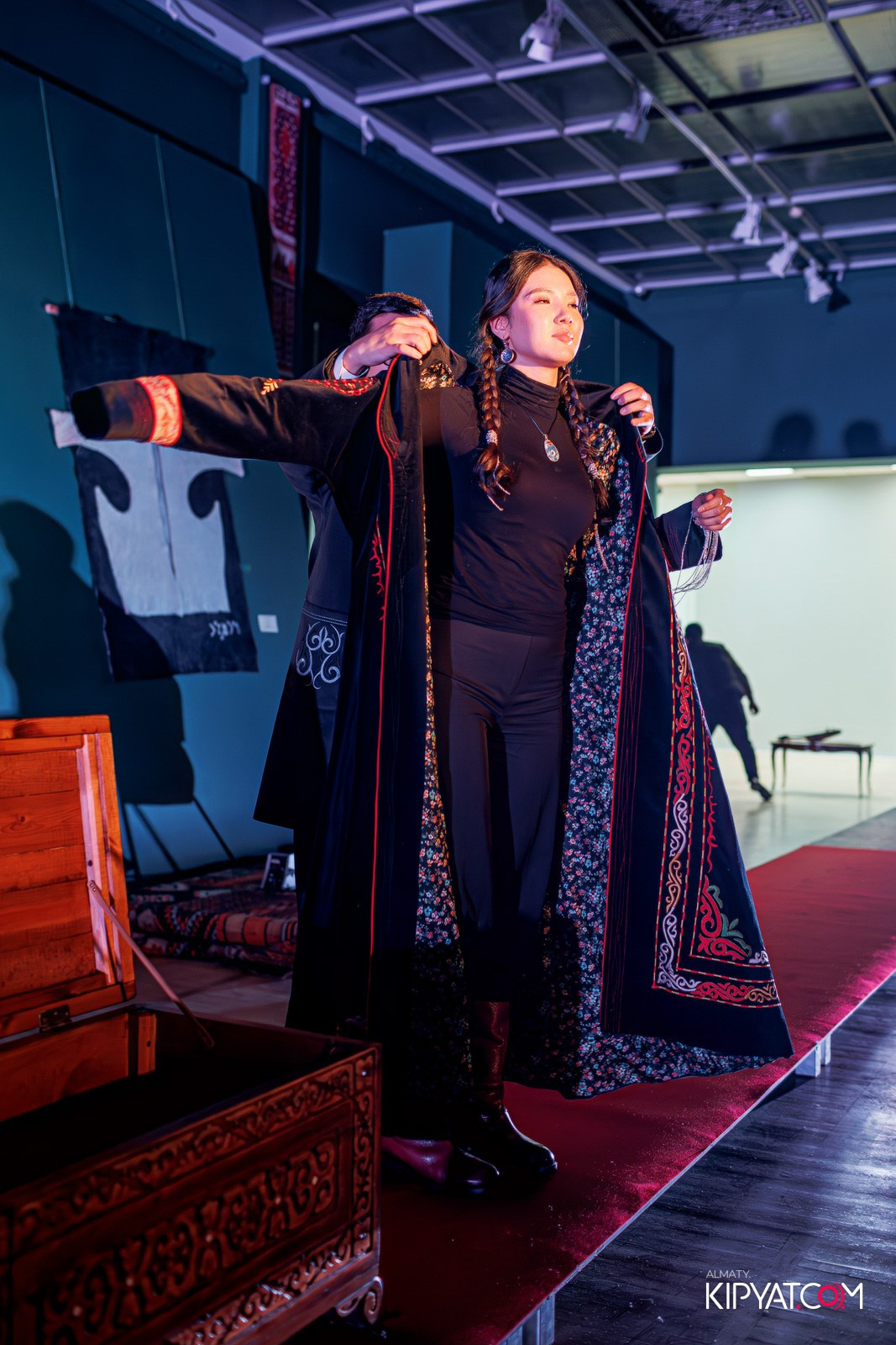 FASHION ПОКАЗ, КАЗАХСКОЙ НАЦИОНАЛЬНОЙ ОДЕЖДЫ. КИПЯТКОМ АЛМАТЫ!