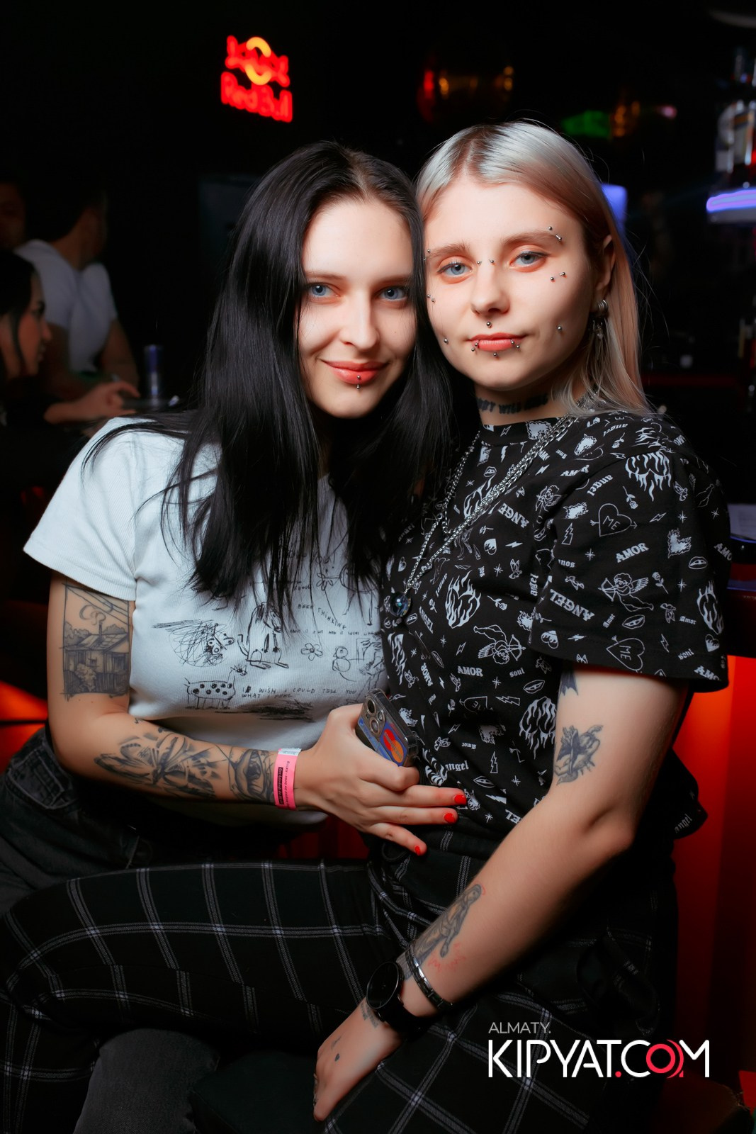 UYAT EMES BAR. КИПЯТКОМ АЛМАТЫ!