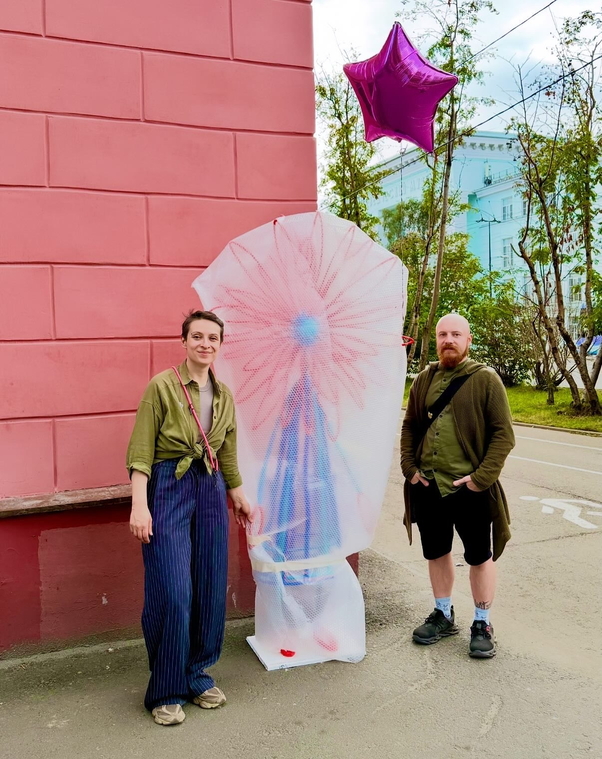 Астра_Полярный рацвет / Россия / Мурманск / ул. Ленина 5 / 2025. Художник — скульптор Антонина Фатхуллина