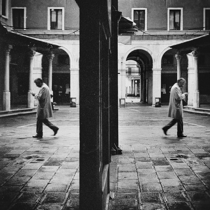 чёрно-белая графичная композиция Андо Фукса с контрастом света и тени