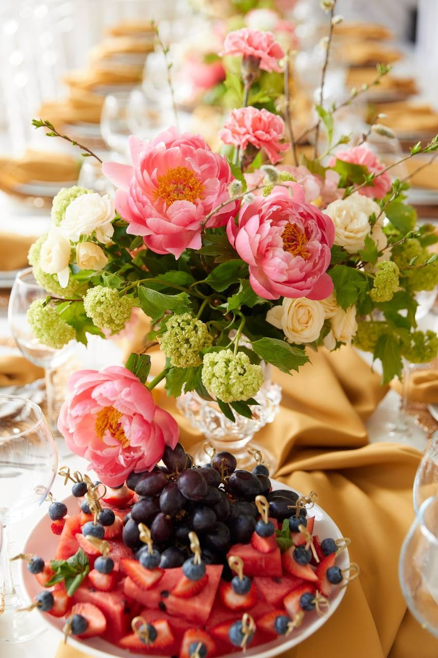 Яркий декор с использованием фруктов и овощей. Подрядчики и друзья сети свадебных площадок House for wedding