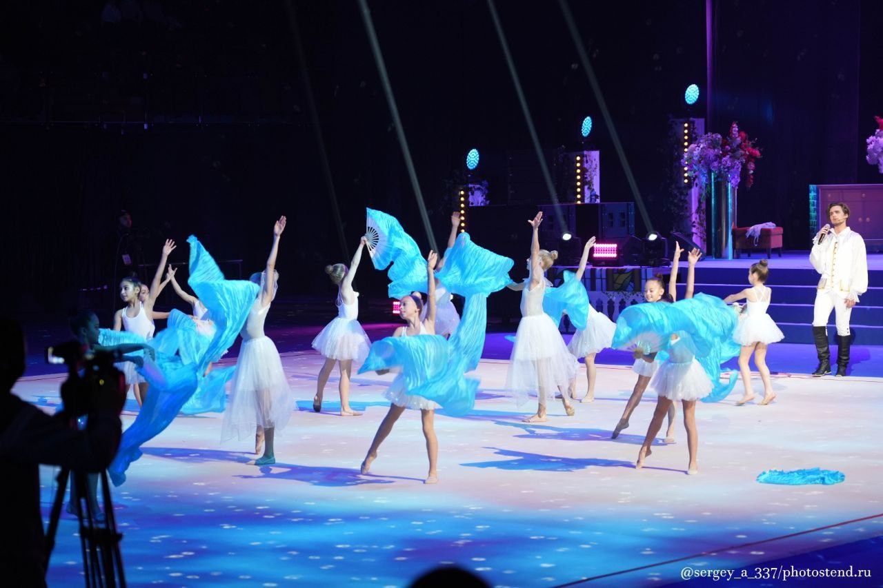 С 24 по 28 октября 2023 года во Дворце гимнастики ИриныВинер-Усмановой состоялся традиционный праздник гимнастики: XII Московскийоткрытый Фестиваль — номинация «Звездные дети».В фестивале приняли участие дети, занимающиеся спортом,вокалом, цирковым, танцевальным, эстрадным и другими видами искусства,обучающиеся в общеобразовательных организациях, организациях дополнительногообразования.Фестивальпроводился по следующим основным номинациям: Искусствогимнастики; Спорт имузыка; Гармониямузыки и движения;Краскиголоса и ритма;Мир образа в движении.Оценивали выступления номинантов Жюри Фестиваля, в составкоторого входили известные российские спортсмены, тренеры, авторитетныеспециалисты в области гимнастики, культуры, музыкального, хореографического ициркового искусства, общественные деятели.По итогам финального этапа были определены ЛауреатыФестиваля и отобраны лучшие коллективы и сольные исполнители для участия в Гала— спектакле Фестиваля-номинации «Звездные дети».Сценарий Гала — спектакля основан на сказочной истории«Хрустальный башмачок». В Гала — спектакле на одной сцене с детьми принялиучастие известные российские спортсмены, артисты театра, певцы и, конечно,номинанты и лауреаты Фестиваля.Директор нашего клуба Свирина Анна Викторовна принялаучастие в гала концерте и сыграла одну из главных ролей в спектакле. Так же вконцерте приняли участие девочки из наших филиалов с профессиональнопоставленным номером под руководством Екатерины Викторовны Свириной и ИнныОлеговна Самойловой.Наш номер занял первое место по баллам жюри и завоевалзвание лауреата в номинации «Спорт и Музыка»! Очень гордимсявыступлением наших спортсменок! Спасибо большое всем девочкам за проявленноеусердие на репетициях, а родителям за поддержку!Во время подготовки к данному мероприятию две воспитанницынашего клуба стали на год мудрее и отметили своё День рождения прямо во Дворцегимнастики, не отрываясь от тренировочного процесса!Хотим поздравить девочек:Самойловой Веронике 27 октября исполнилось 7 лет,Пантелеевой Милане 28 октября исполнилось 10 лет.Хотим пожелать им крепкого здоровья, побольше детскогосчастья ну и конечно же новых побег на соревнованиях!!!